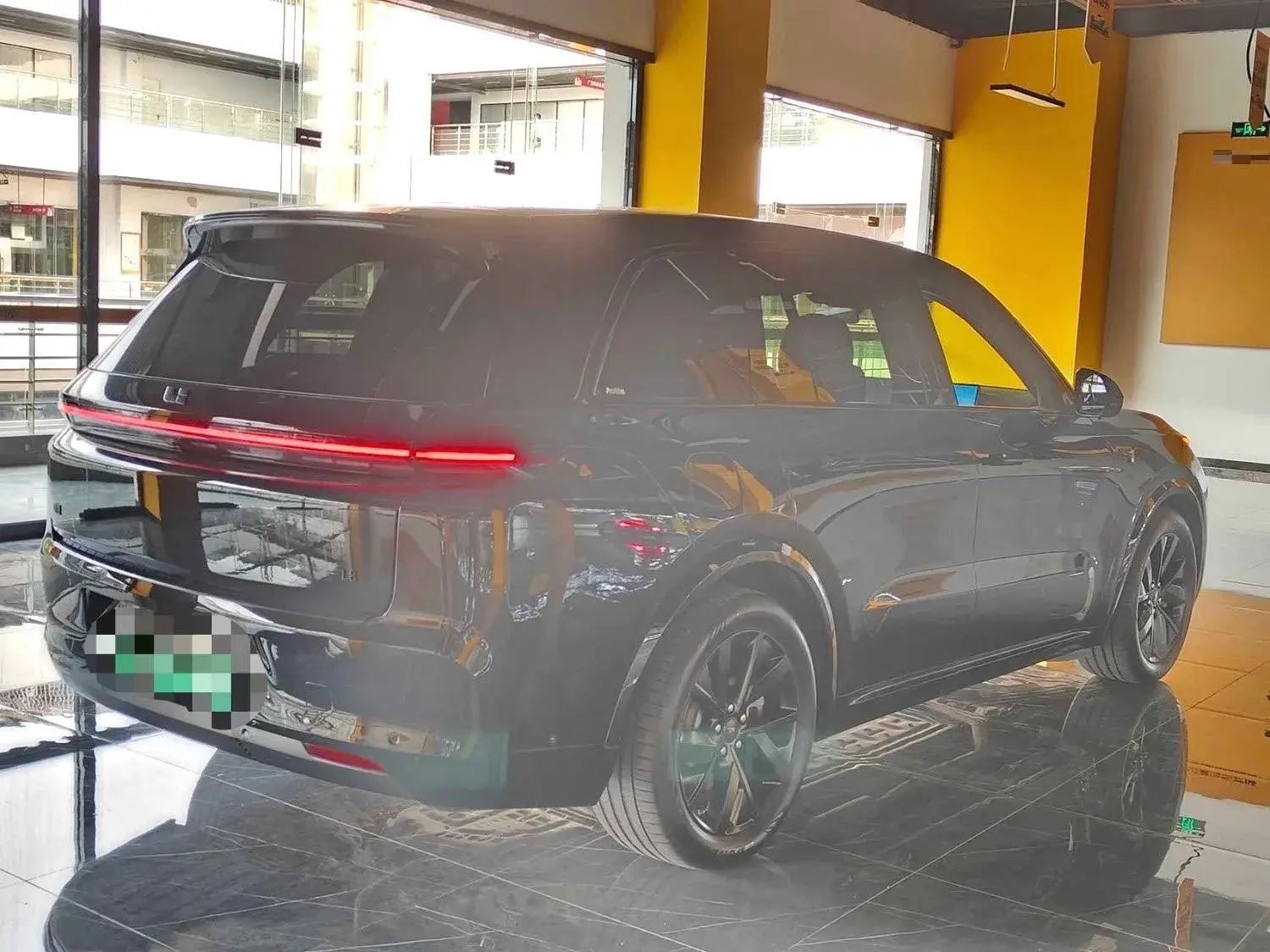 2023 LI L8 thumbnail 3