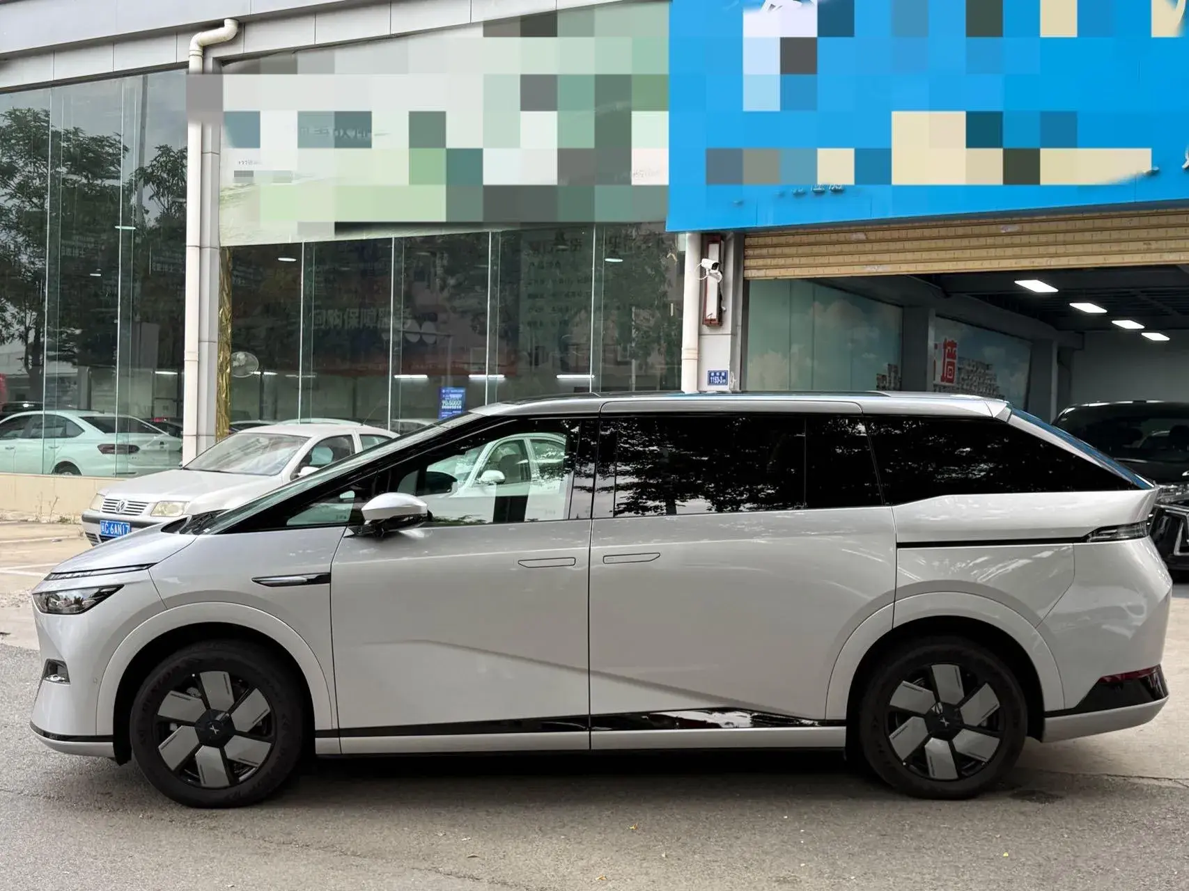 2024 XPENG X9 thumbnail 3