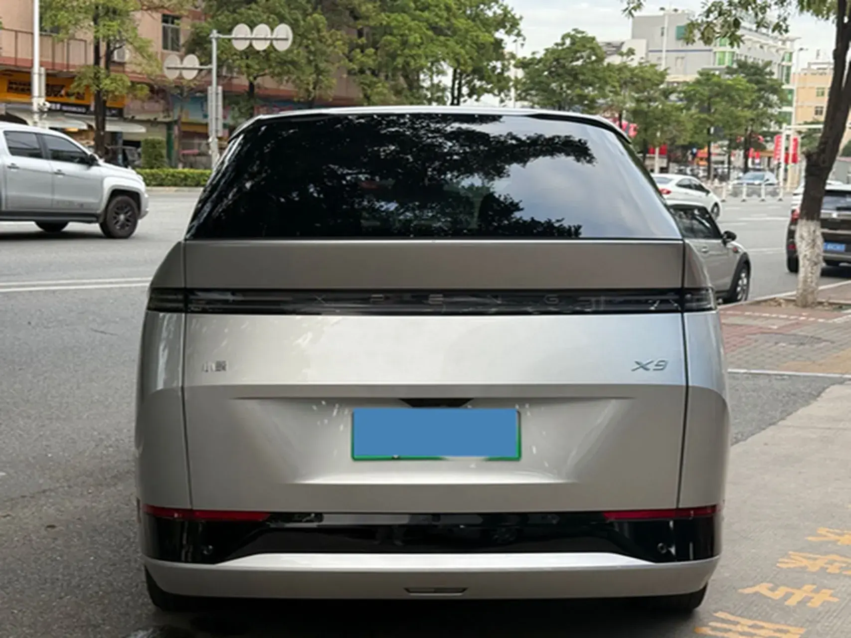 2024 XPENG X9 thumbnail 4