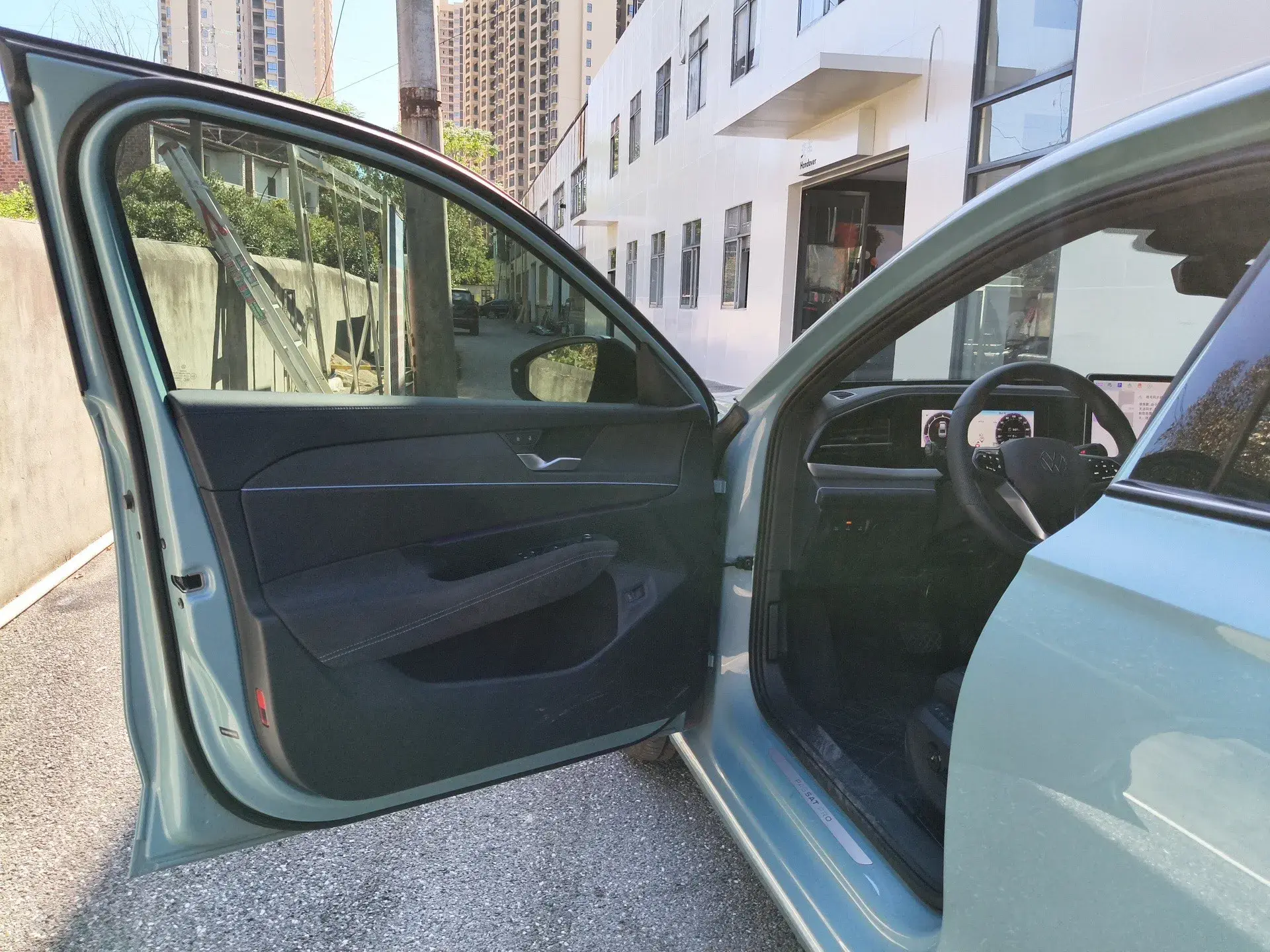 2025 VOLKSWAGEN PASSAT thumbnail 4