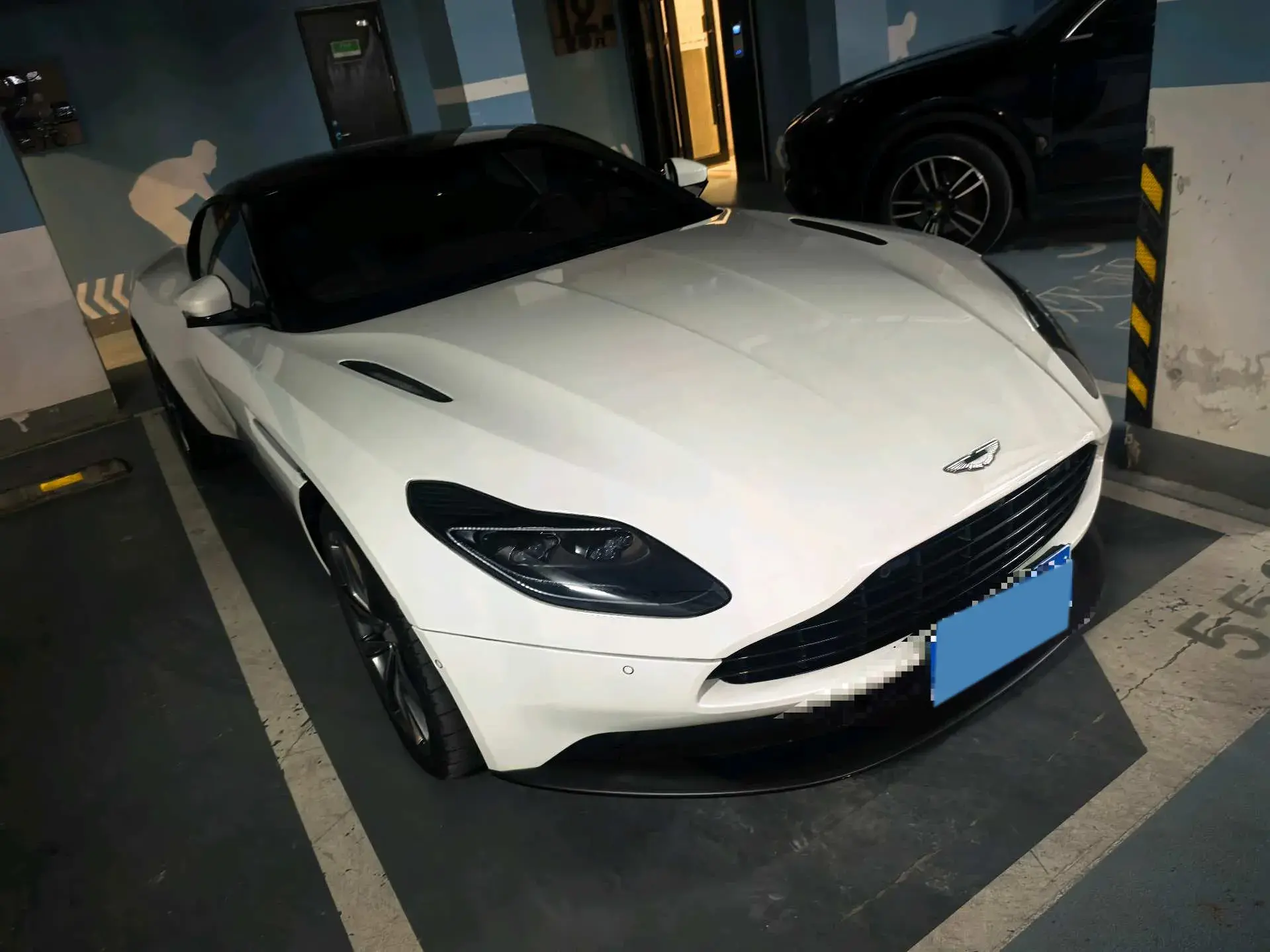 2019 ASTON MARTIN thumbnail 2