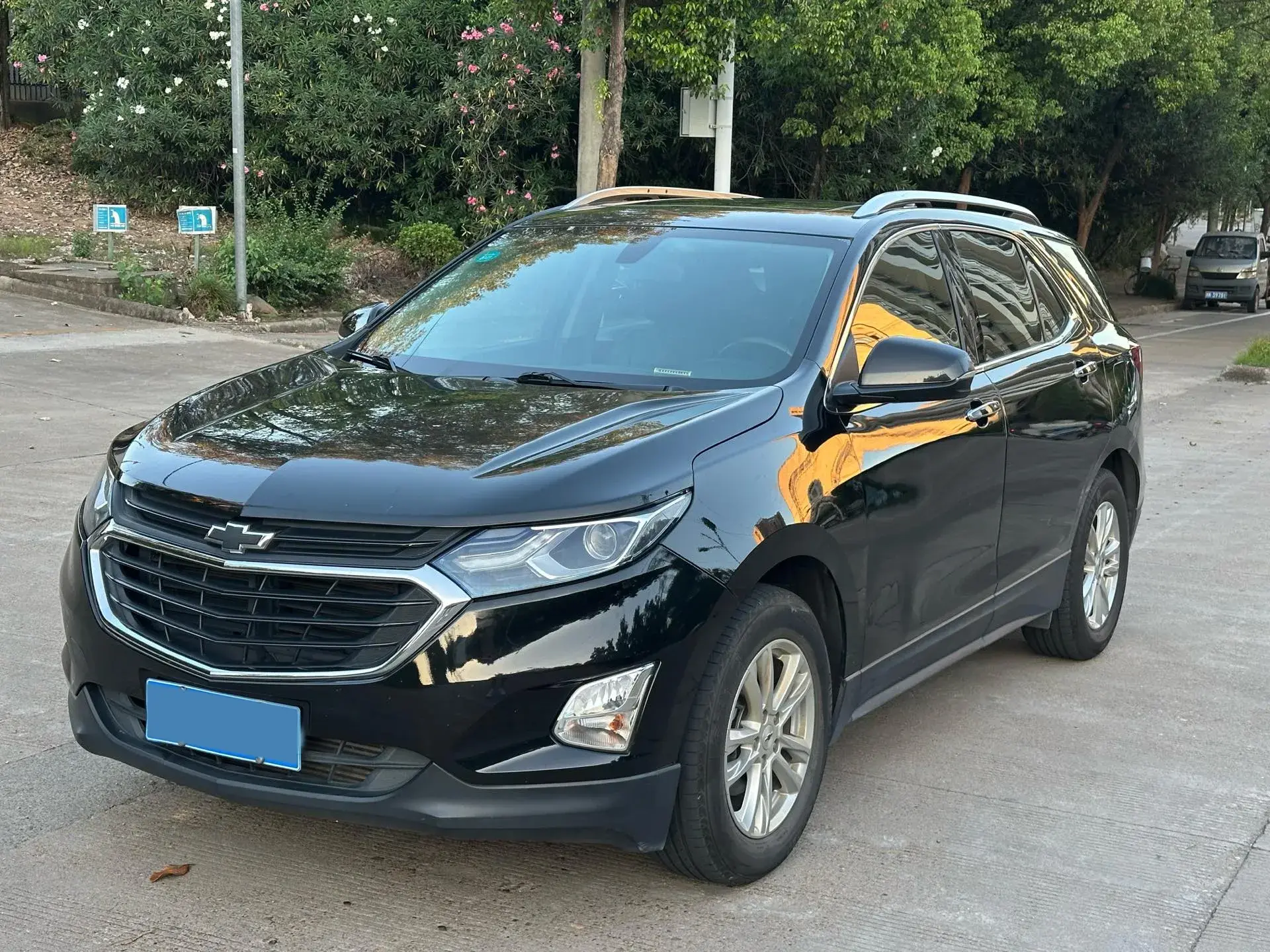 2019 CHEVROLET EQUINOX view 1