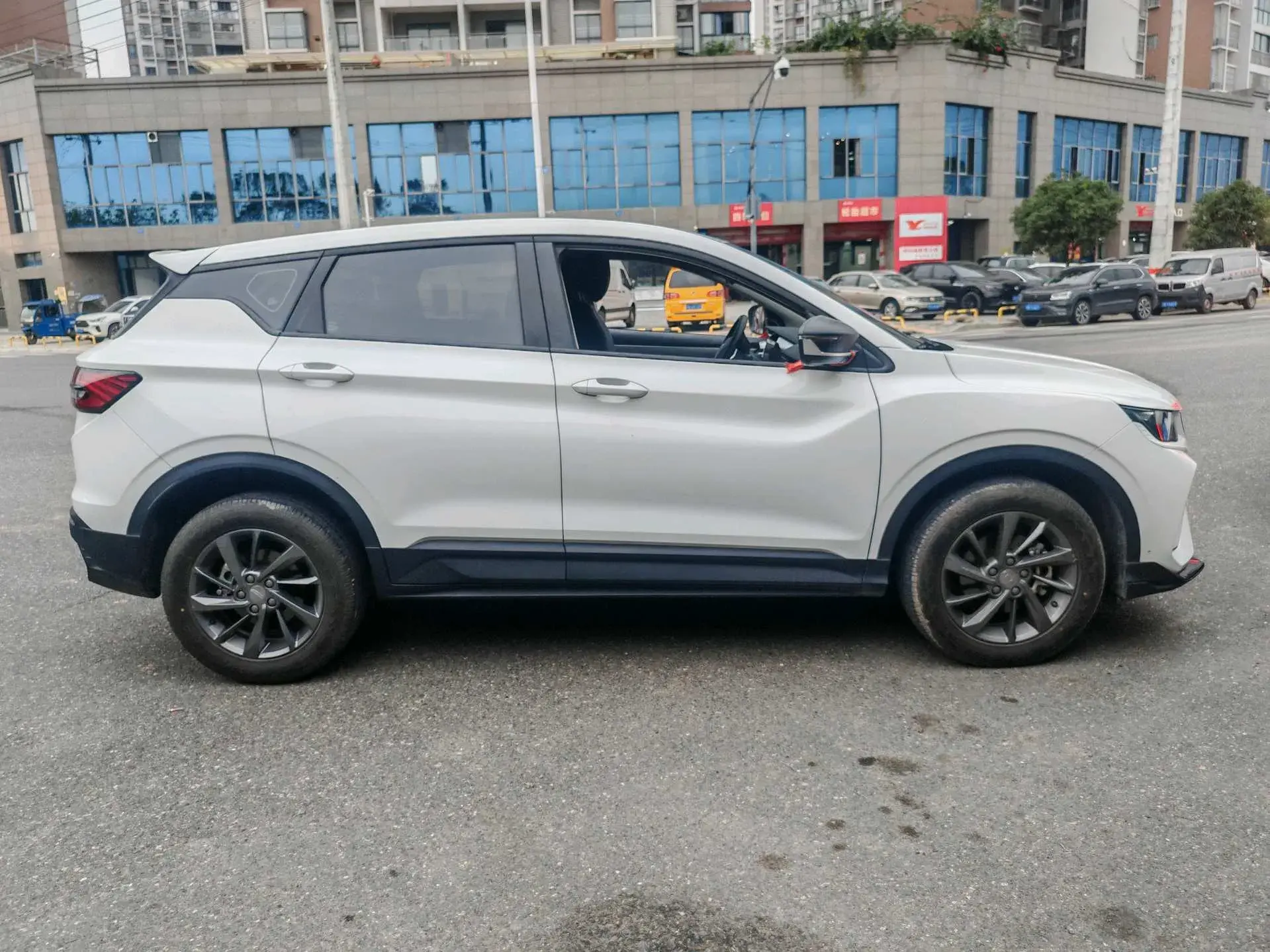 2025 GEELY COOLRAY thumbnail 3