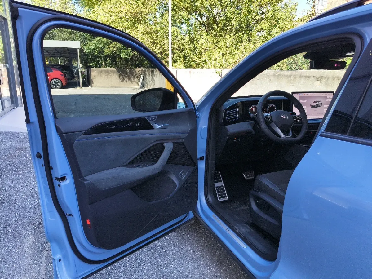 2024 Volkswagen Tiguan L 2.0T 220HP L4 7DCT,autocango,china used car exporter,china ev exporter,chinese used car exporter,chinese used ev exporter