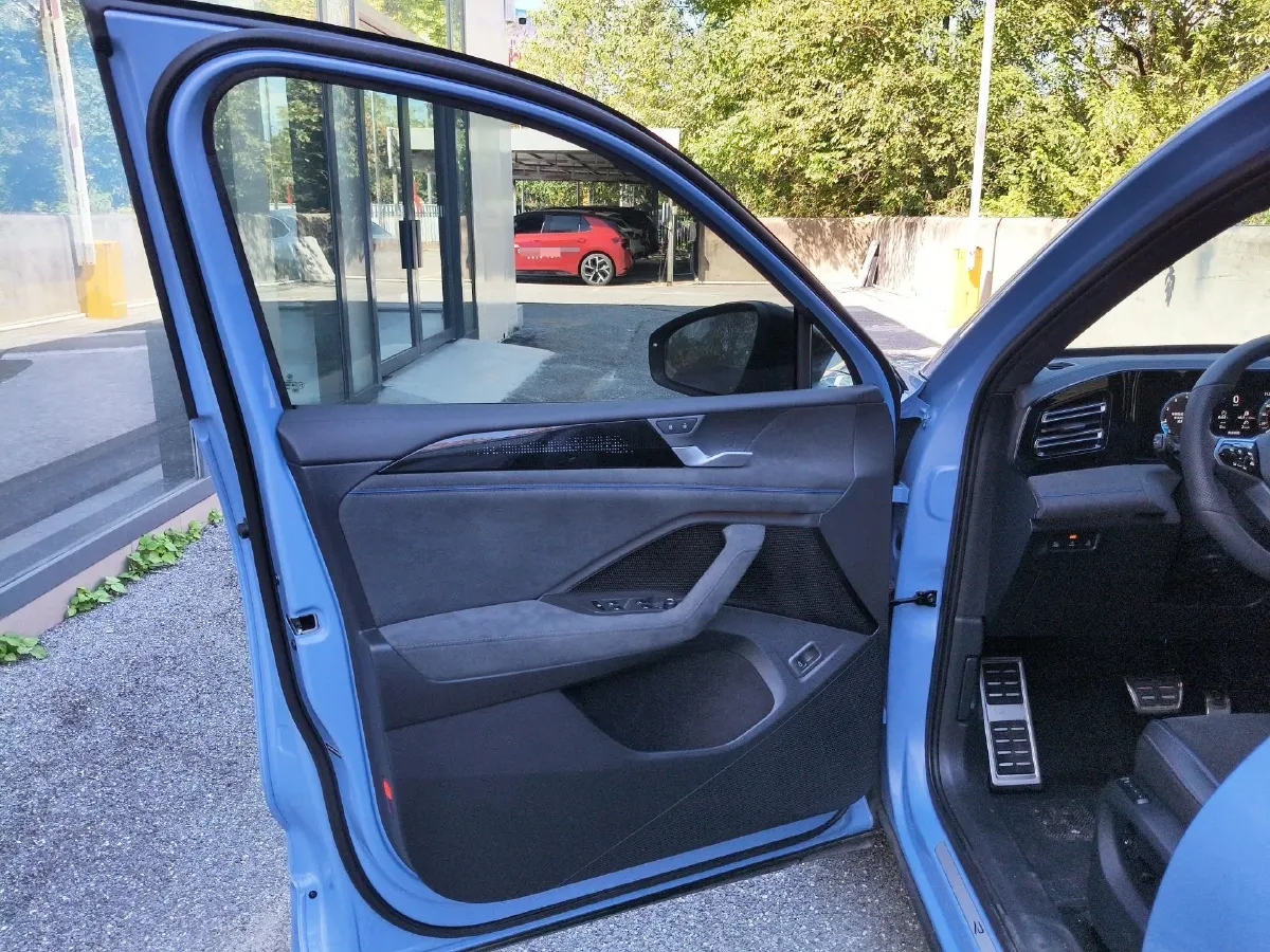 2024 Volkswagen Tiguan L 2.0T 220HP L4 7DCT,autocango,china used car exporter,china ev exporter,chinese used car exporter,chinese used ev exporter