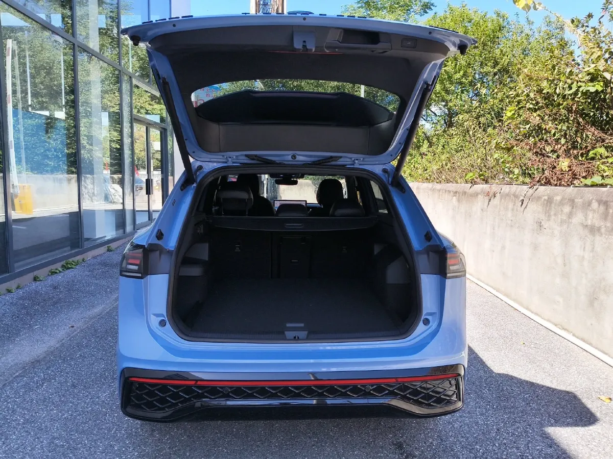 2024 Volkswagen Tiguan L 2.0T 220HP L4 7DCT,autocango,china used car exporter,china ev exporter,chinese used car exporter,chinese used ev exporter