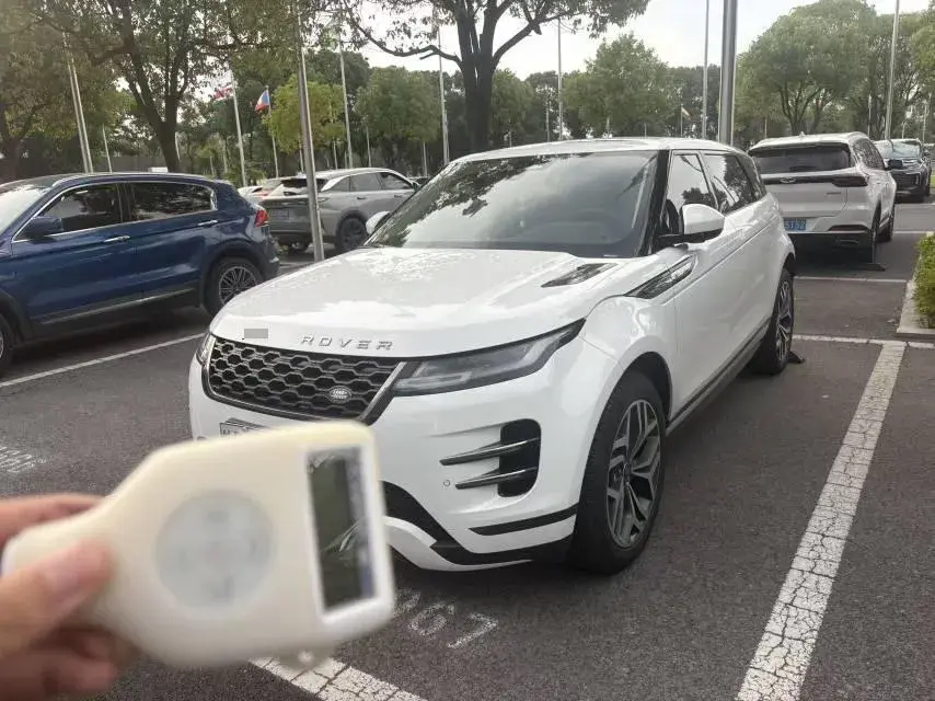 2023 LAND ROVER view 1