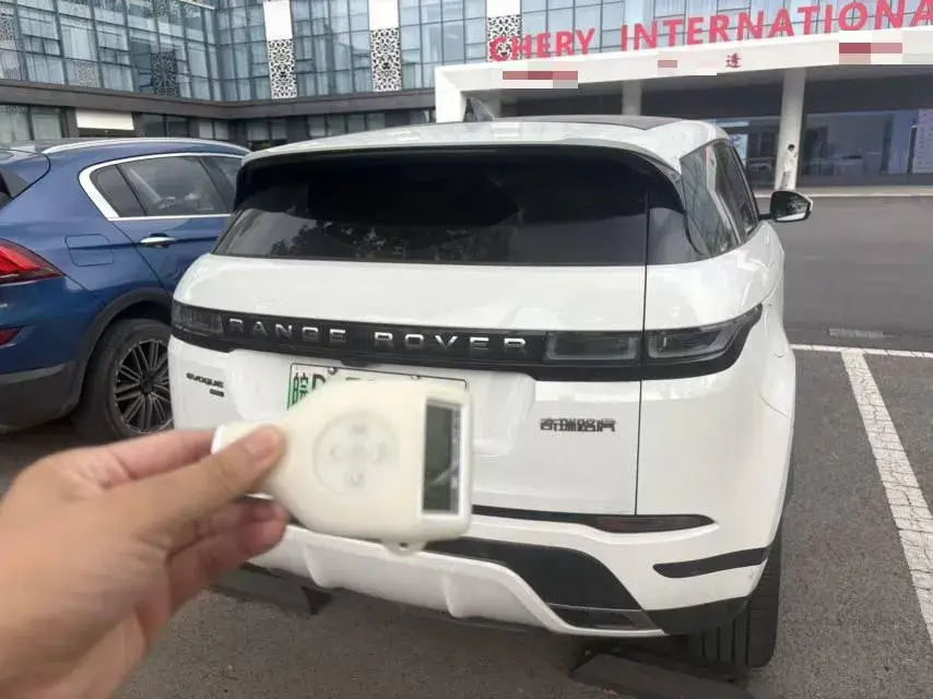 2023 LAND ROVER thumbnail 4