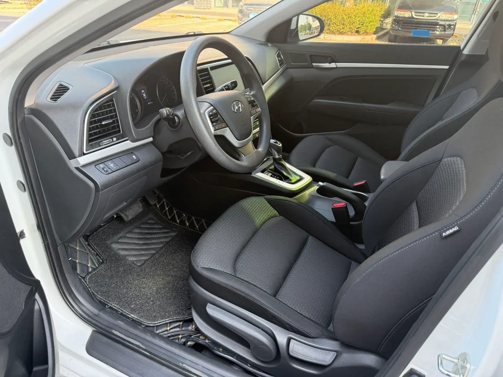 2016 HYUNDAI ELANTRA thumbnail 4