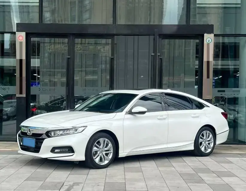2018 HONDA ACCORD view 1