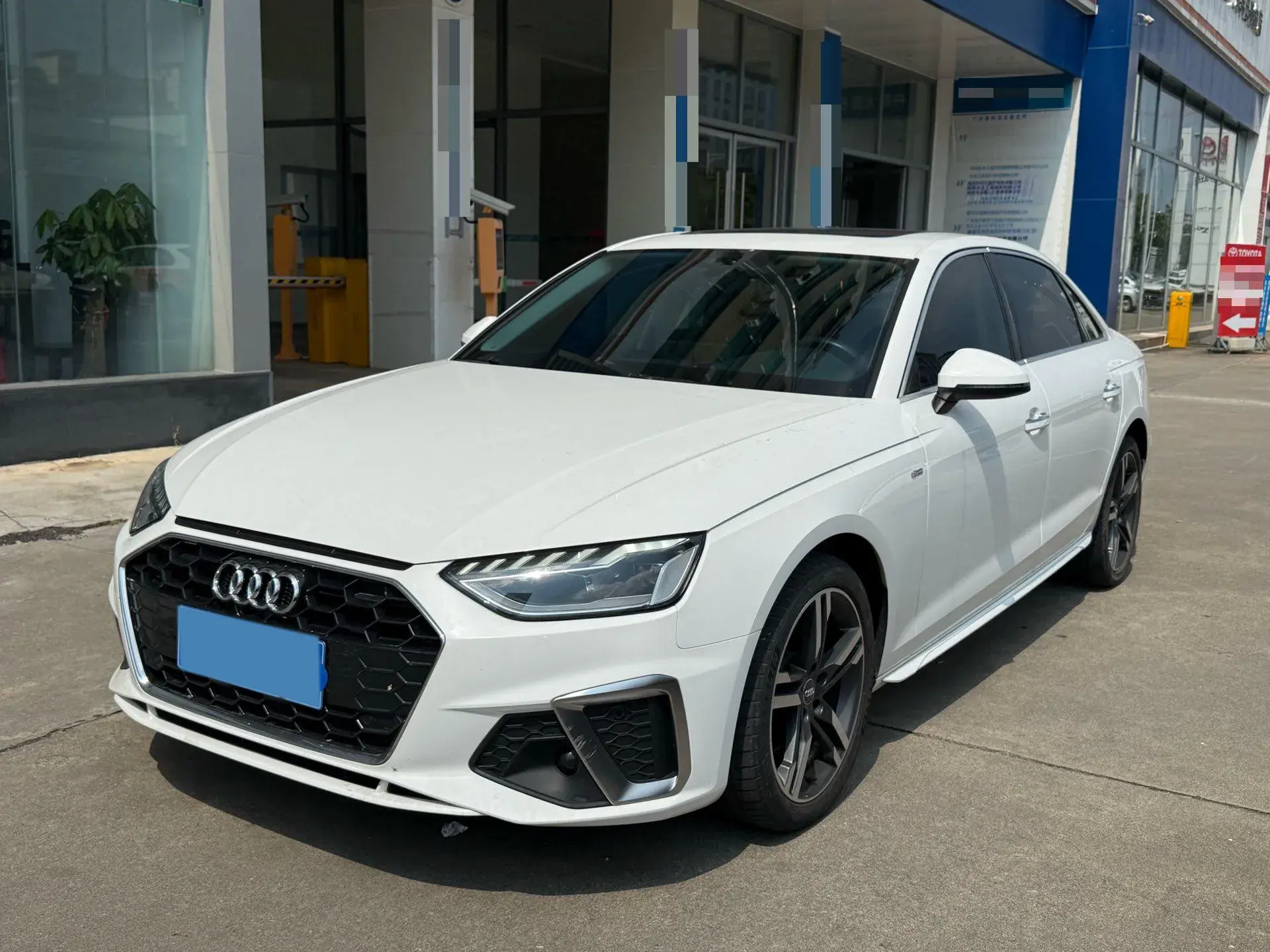 2022 AUDI A4L view 1