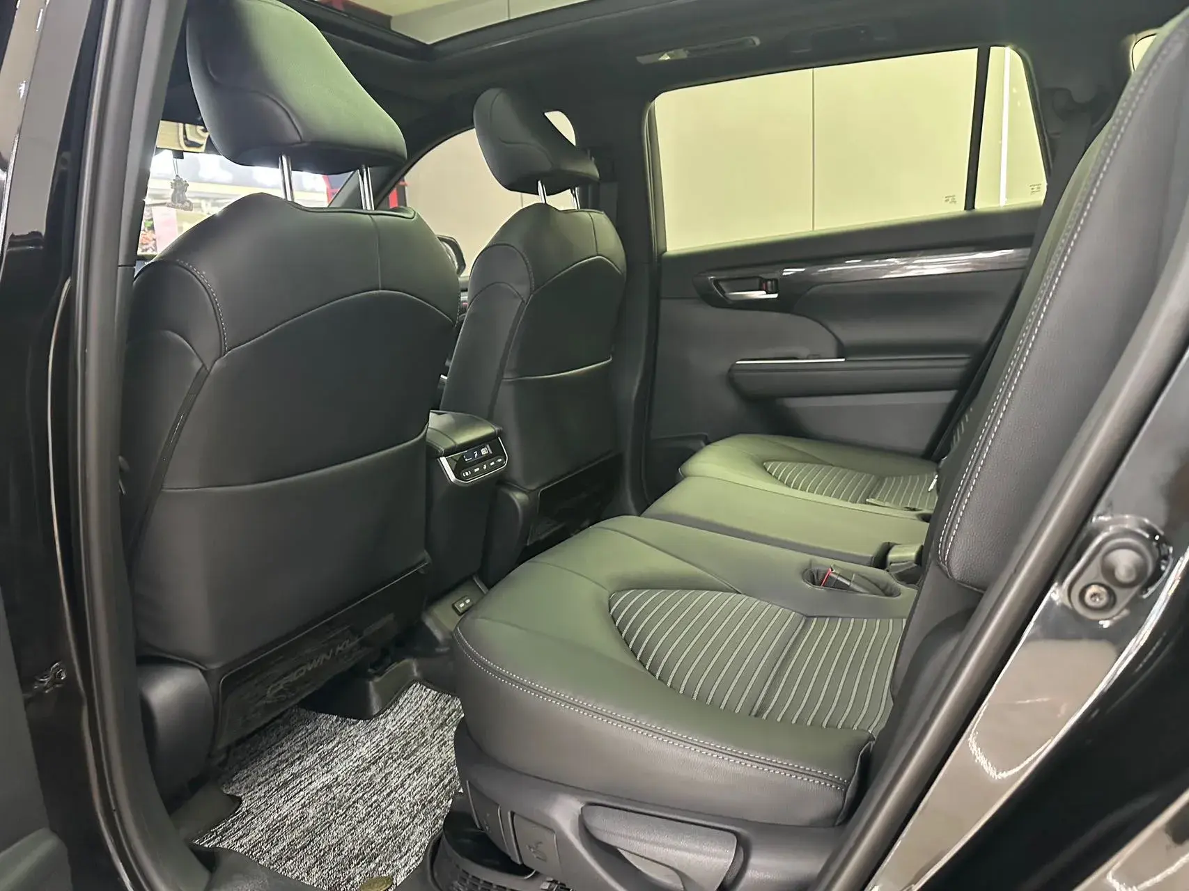 2023 TOYOTA CROWN thumbnail 4