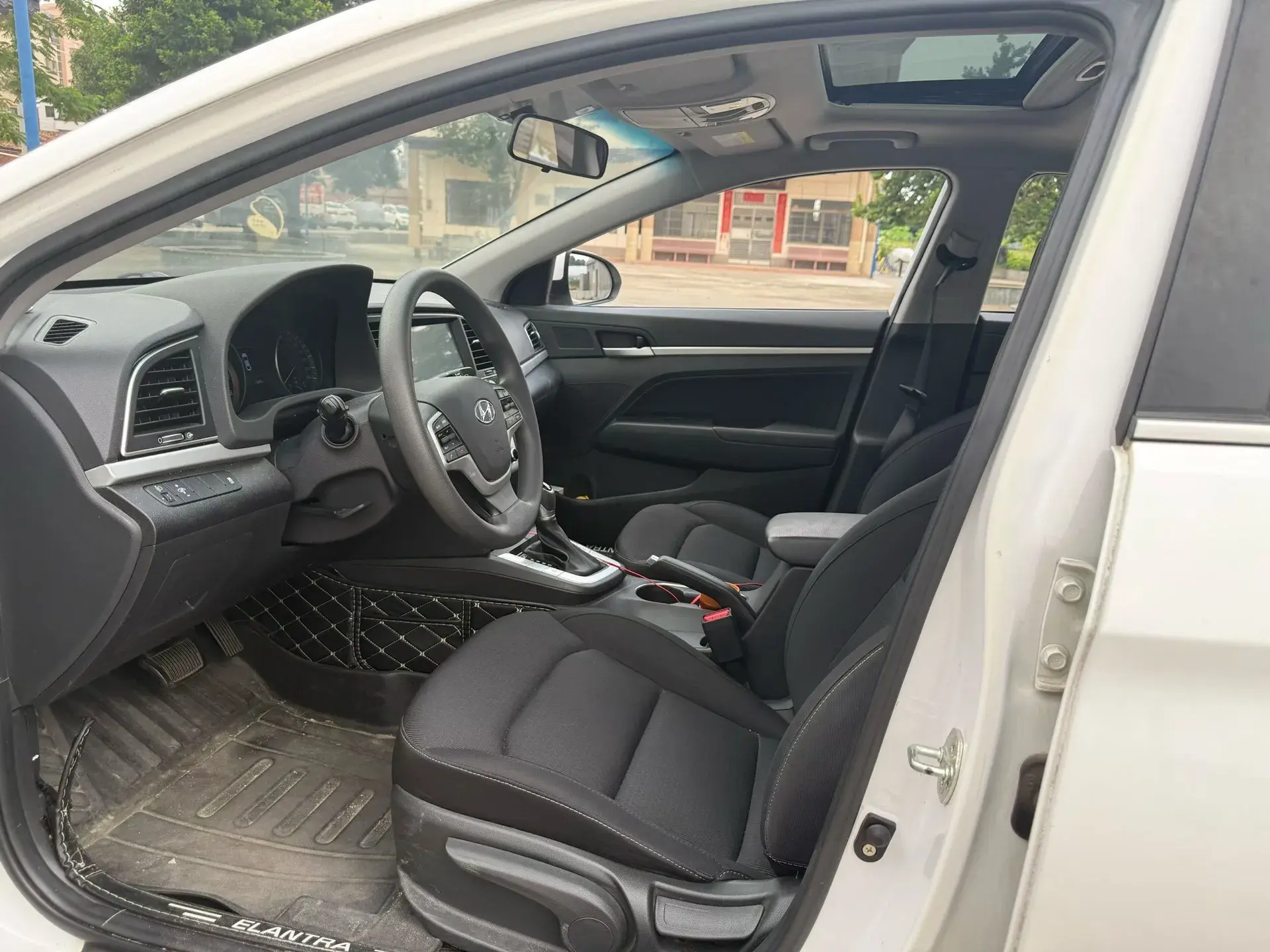 2018 HYUNDAI ELANTRA thumbnail 2