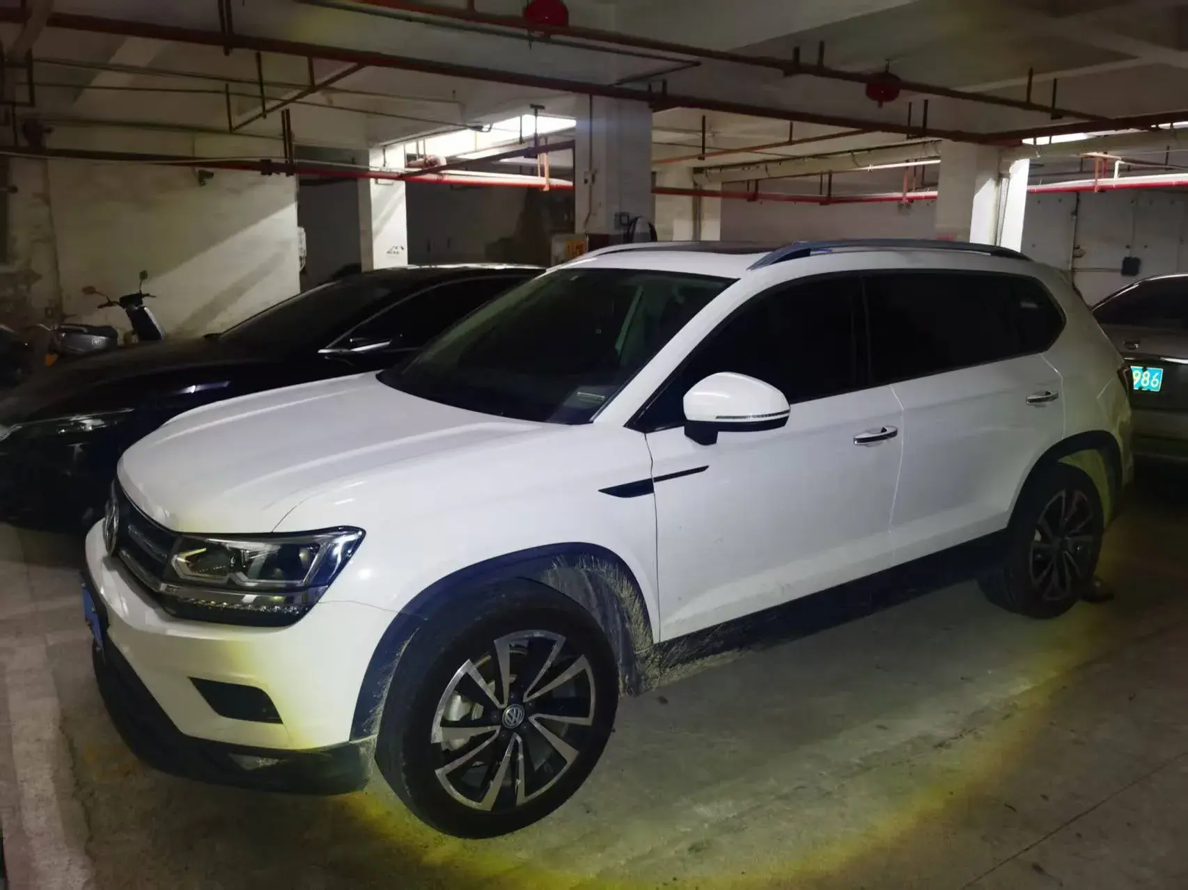 2019 VOLKSWAGEN THARU view 1