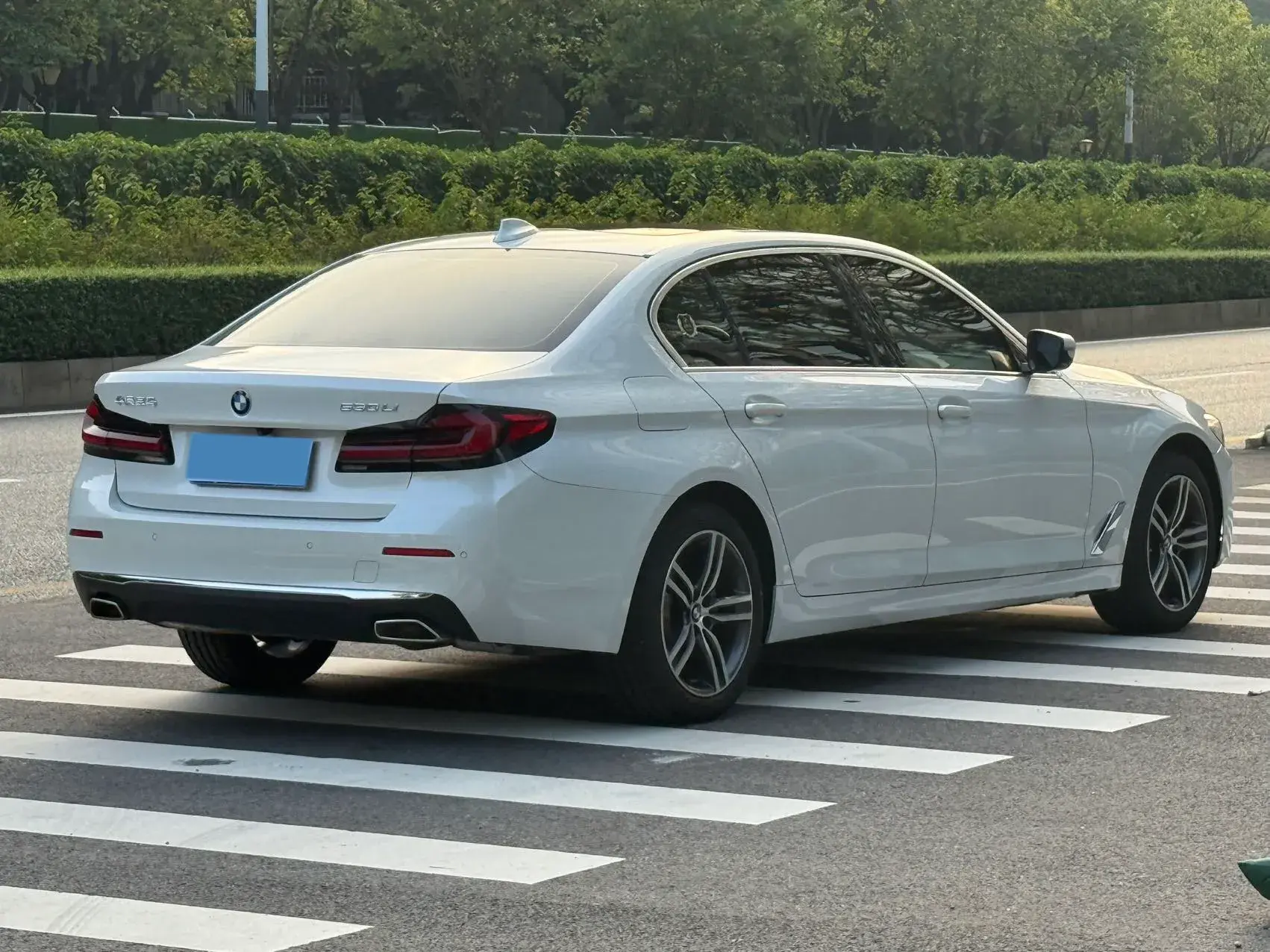 2021 BMW 5 thumbnail 4