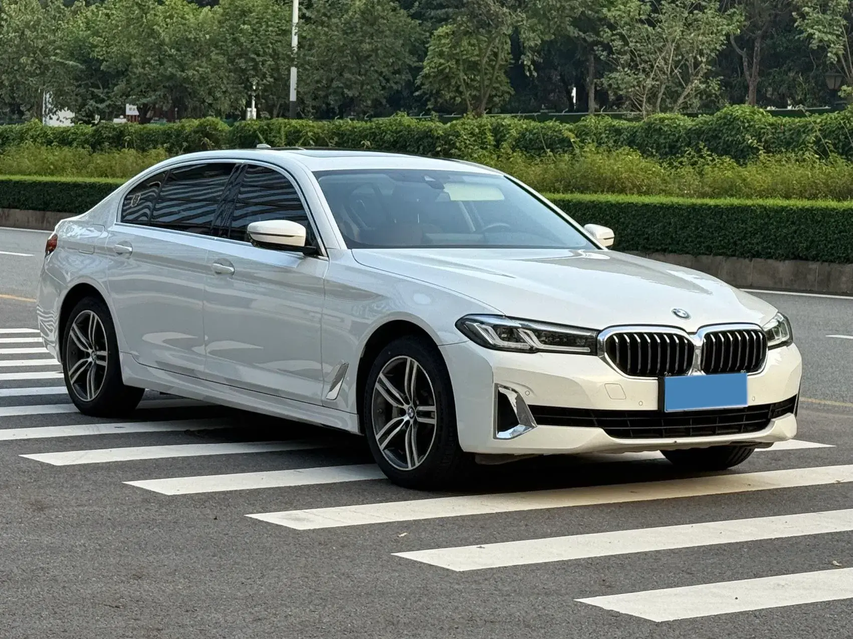 2021 BMW 5 thumbnail 3