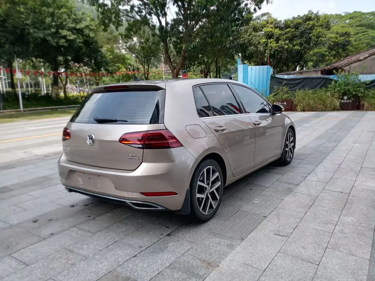 2019 VOLKSWAGEN GOLF thumbnail 3