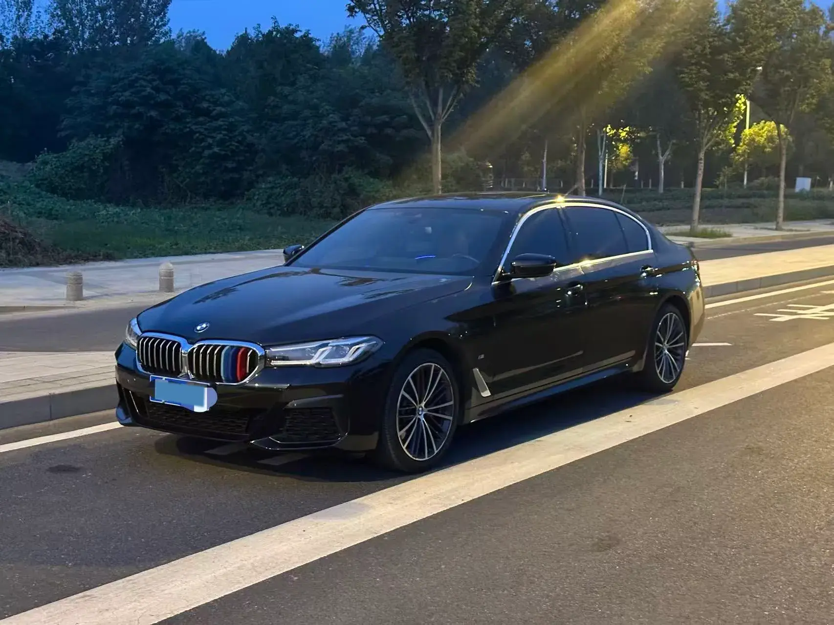 2022 BMW 5 view 1