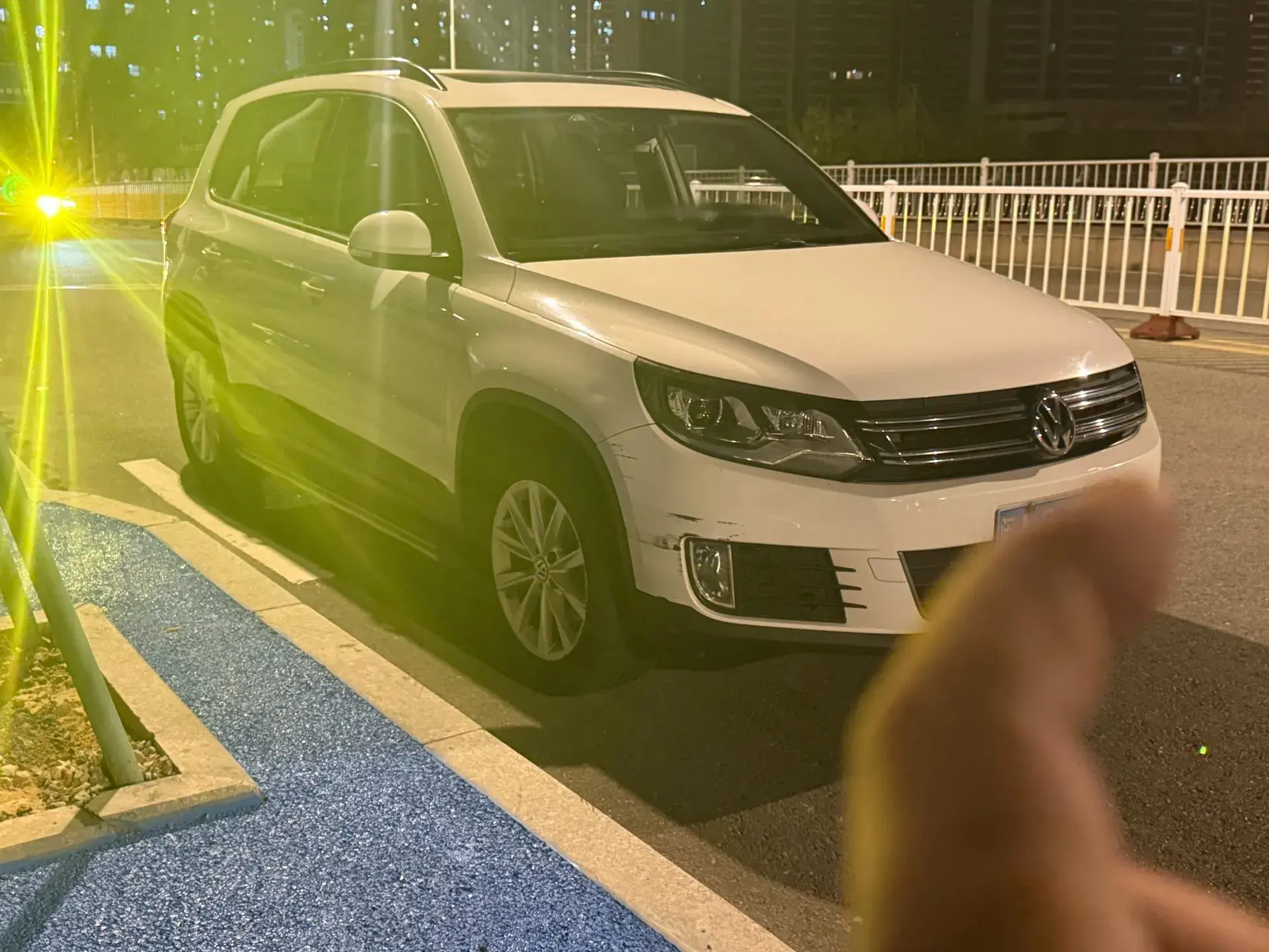 2017 VOLKSWAGEN TIGUAN thumbnail 3