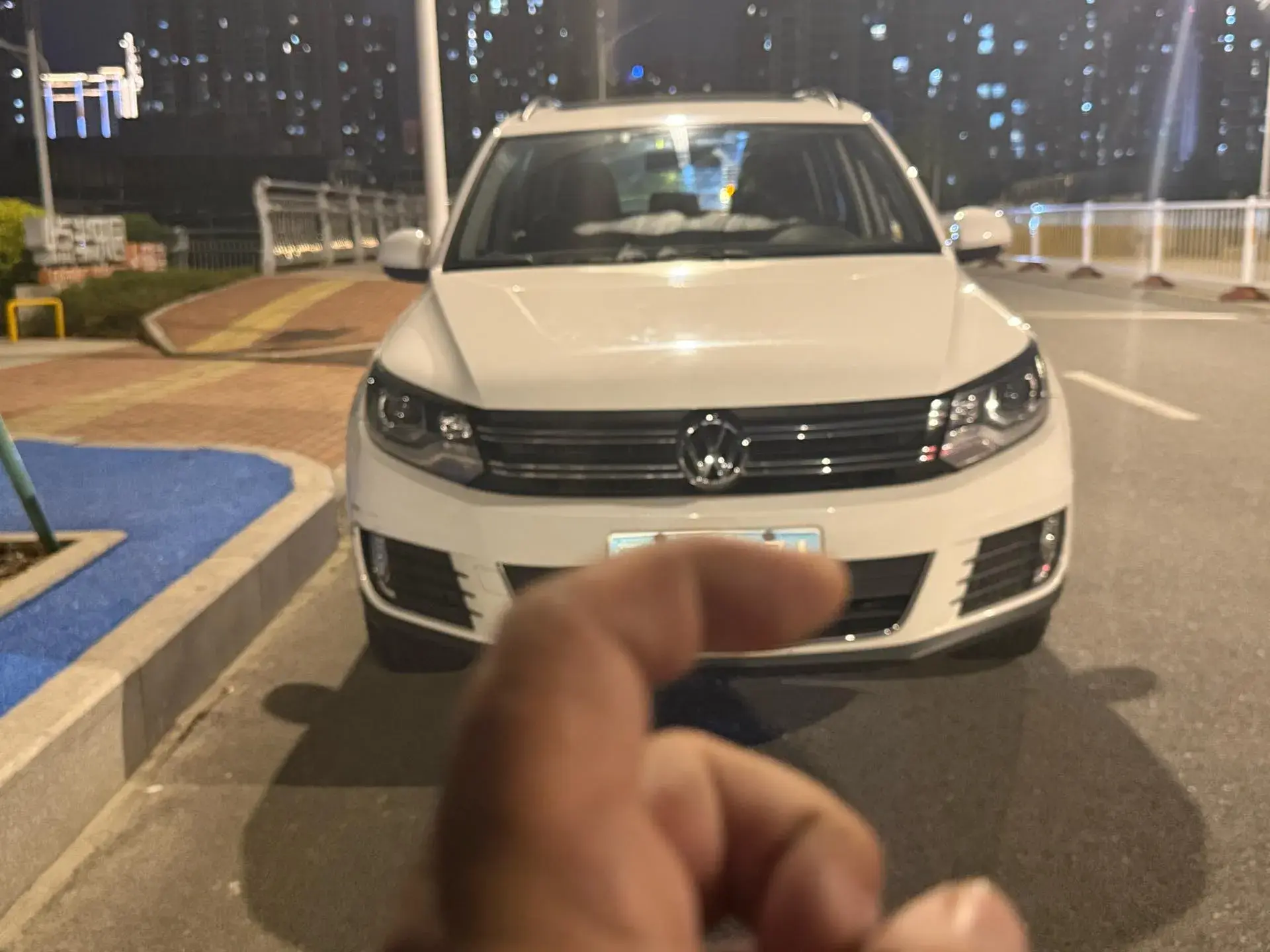 2017 VOLKSWAGEN TIGUAN thumbnail 2