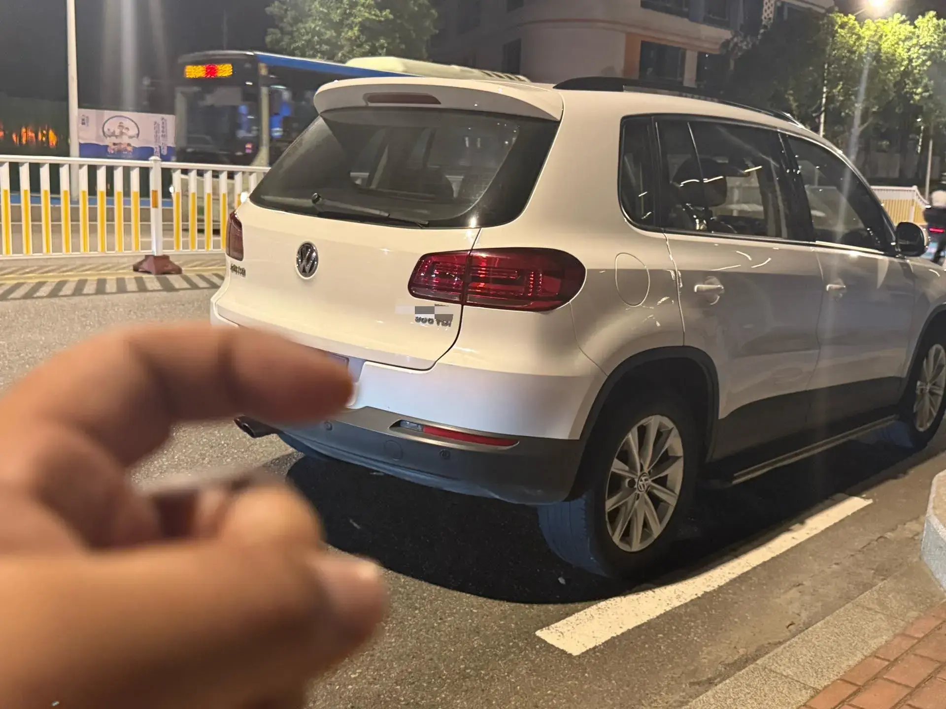 2017 VOLKSWAGEN TIGUAN thumbnail 4