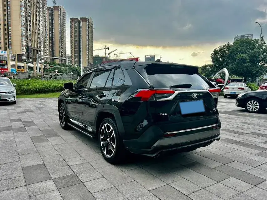 2020 TOYOTA RAV4 thumbnail 4