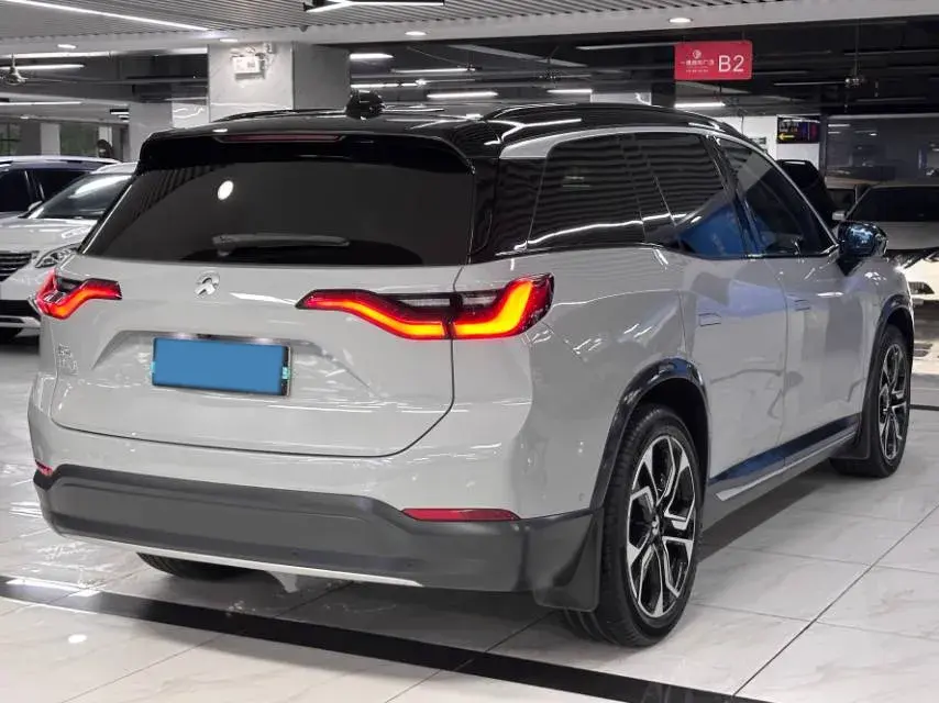 2018 NIO ES8 thumbnail 3