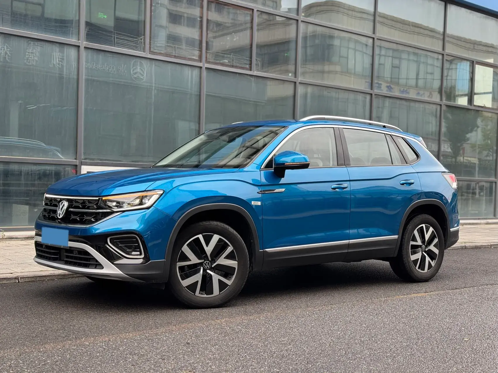 2023 VOLKSWAGEN TAYRON view 1