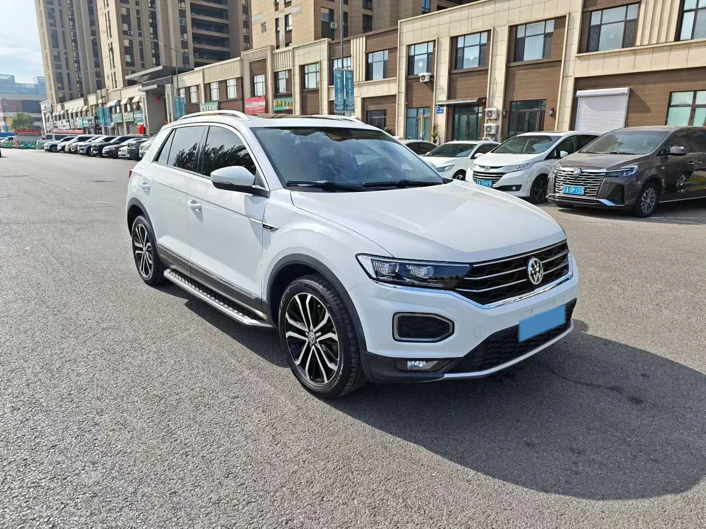 2018 VOLKSWAGEN T-ROC thumbnail 3