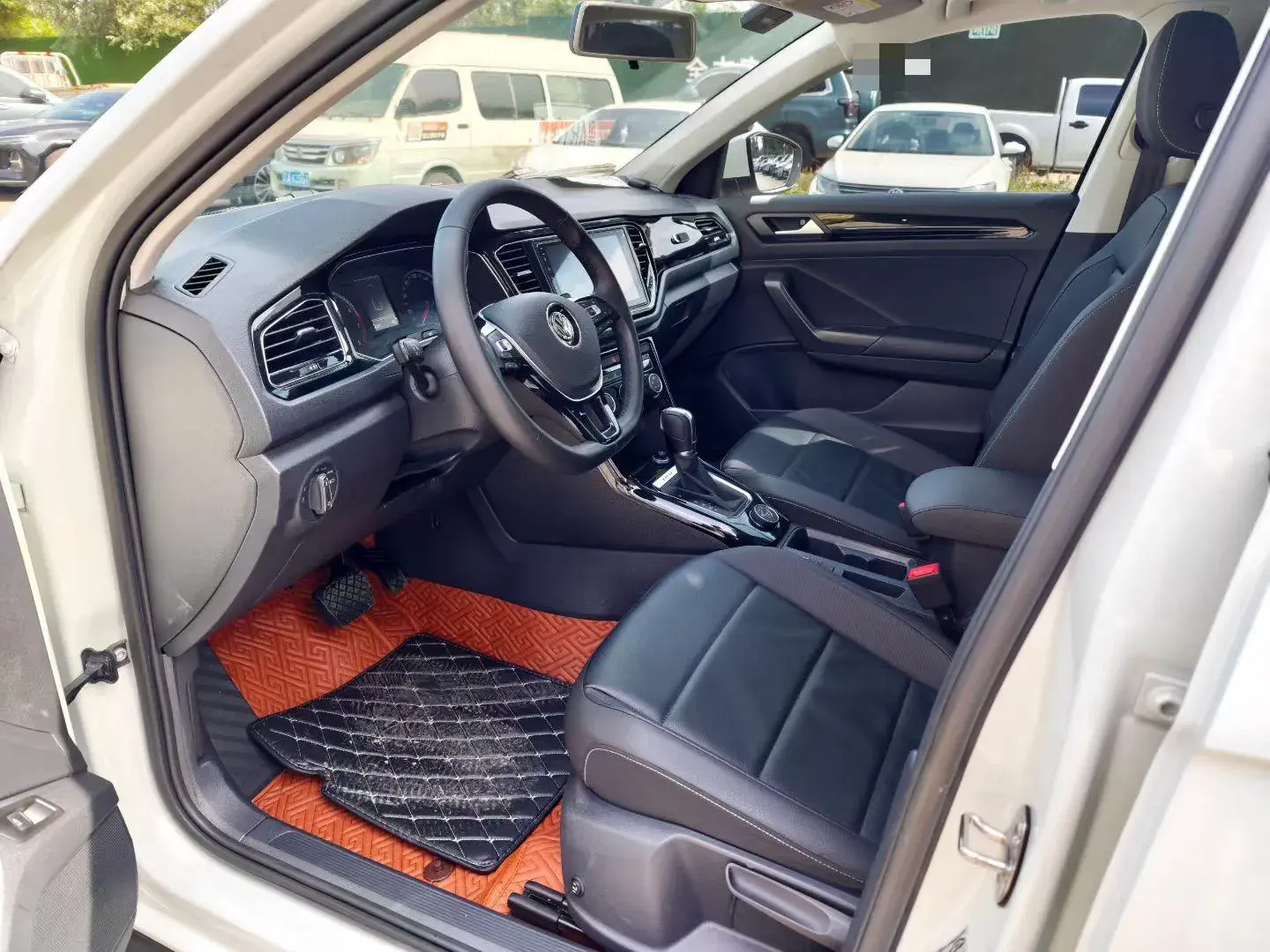 2018 VOLKSWAGEN T-ROC thumbnail 4