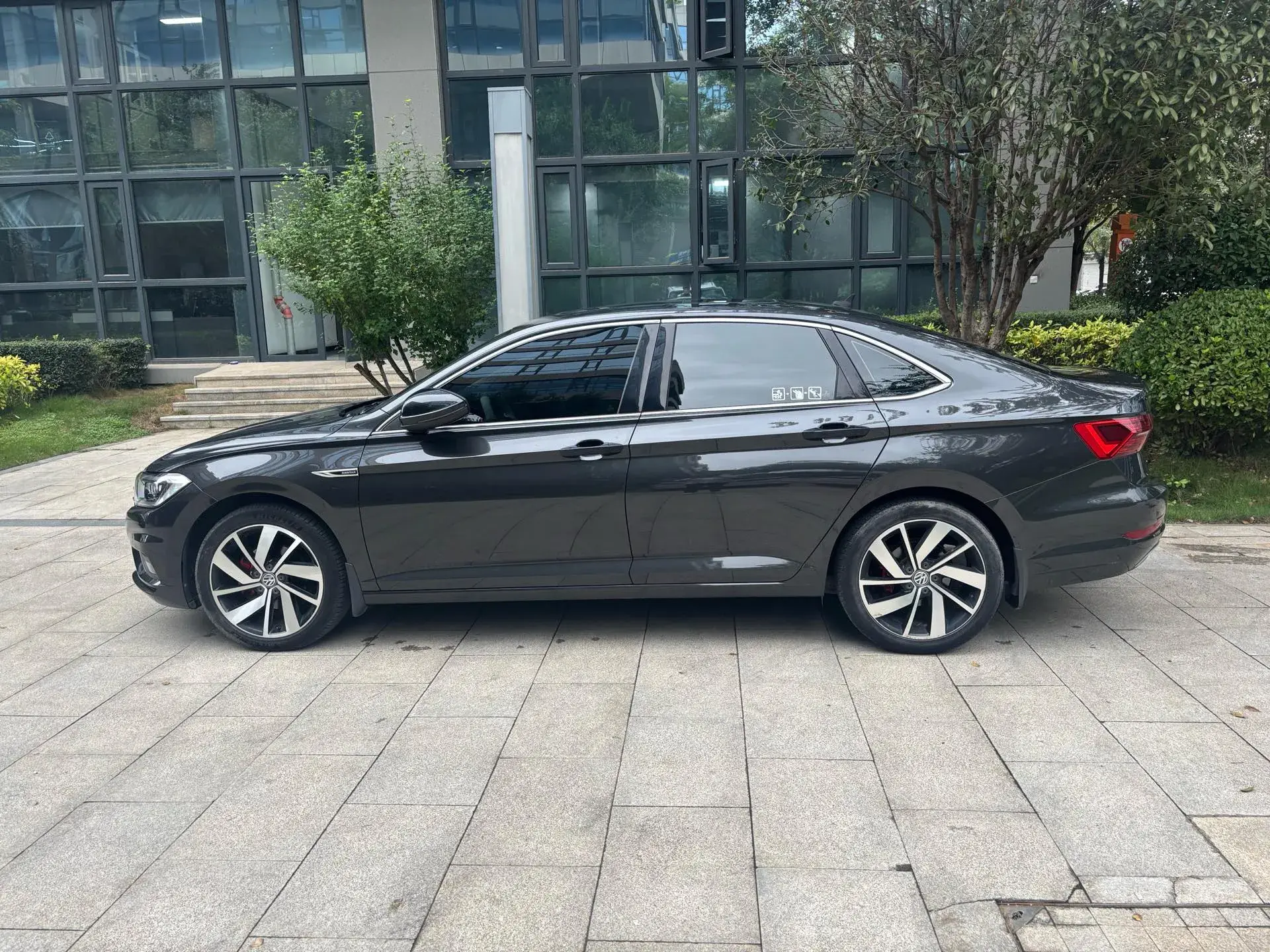 2021 VOLKSWAGEN SAGITAR thumbnail 3