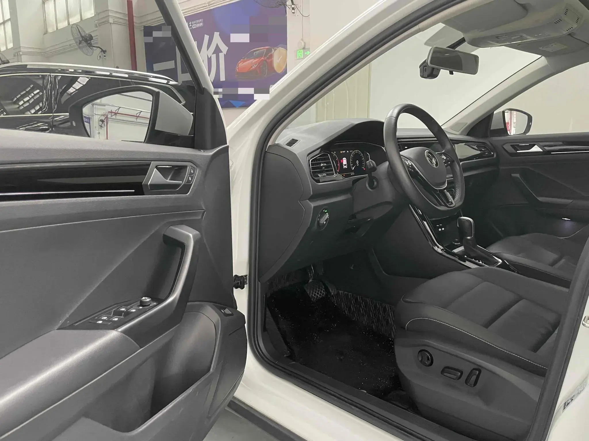 2022 VOLKSWAGEN T-ROC thumbnail 4