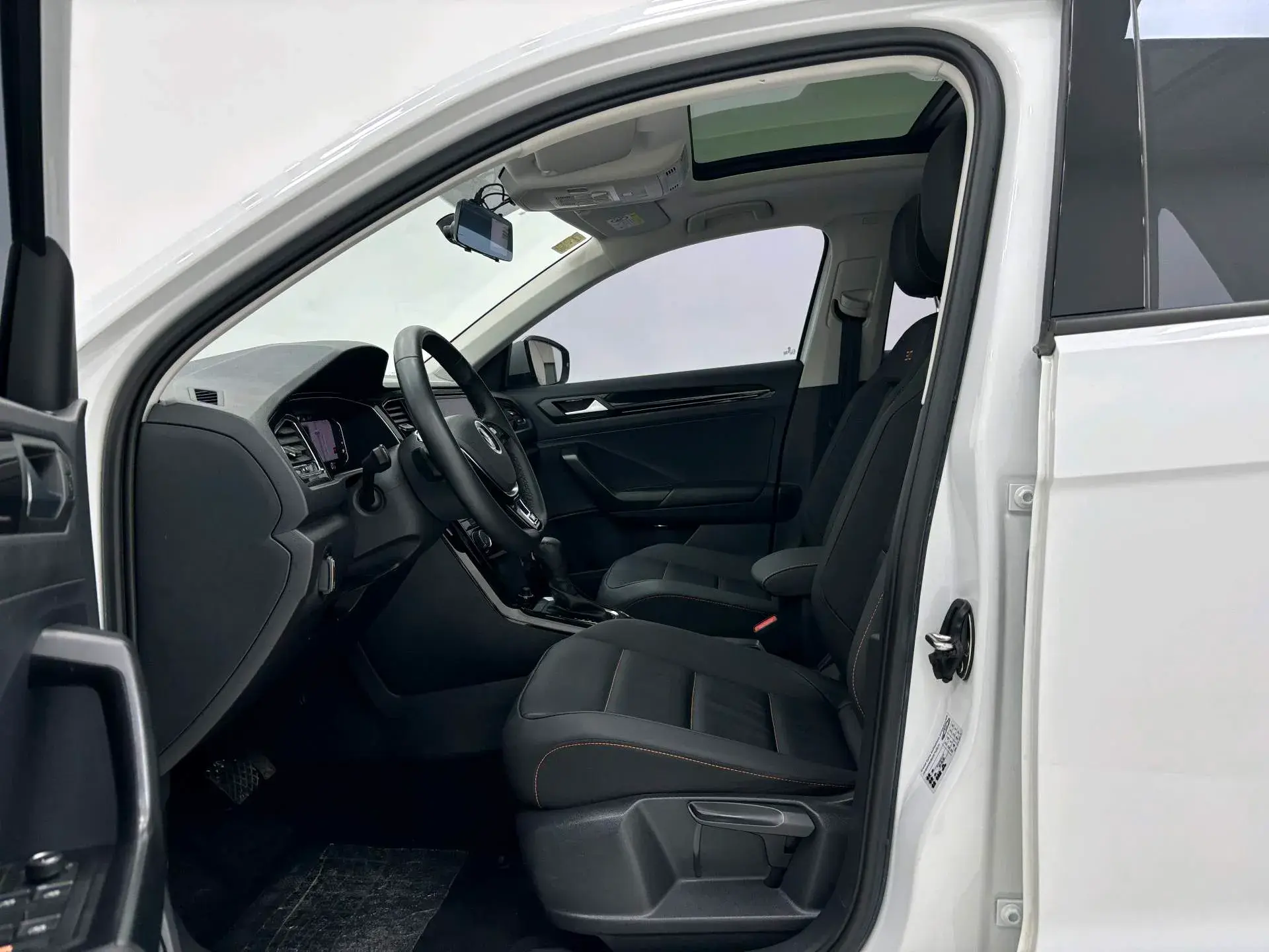 2021 VOLKSWAGEN T-ROC thumbnail 4