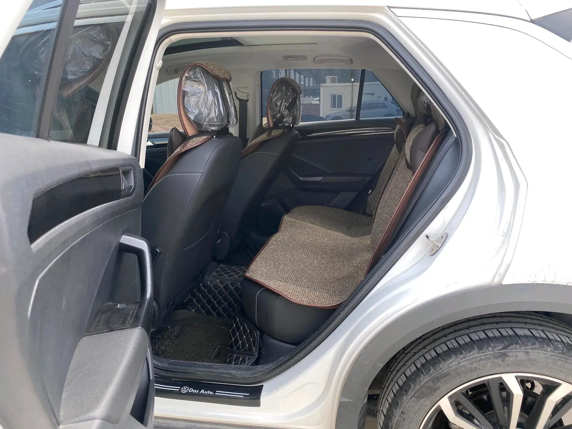 2021 VOLKSWAGEN T-ROC thumbnail 4