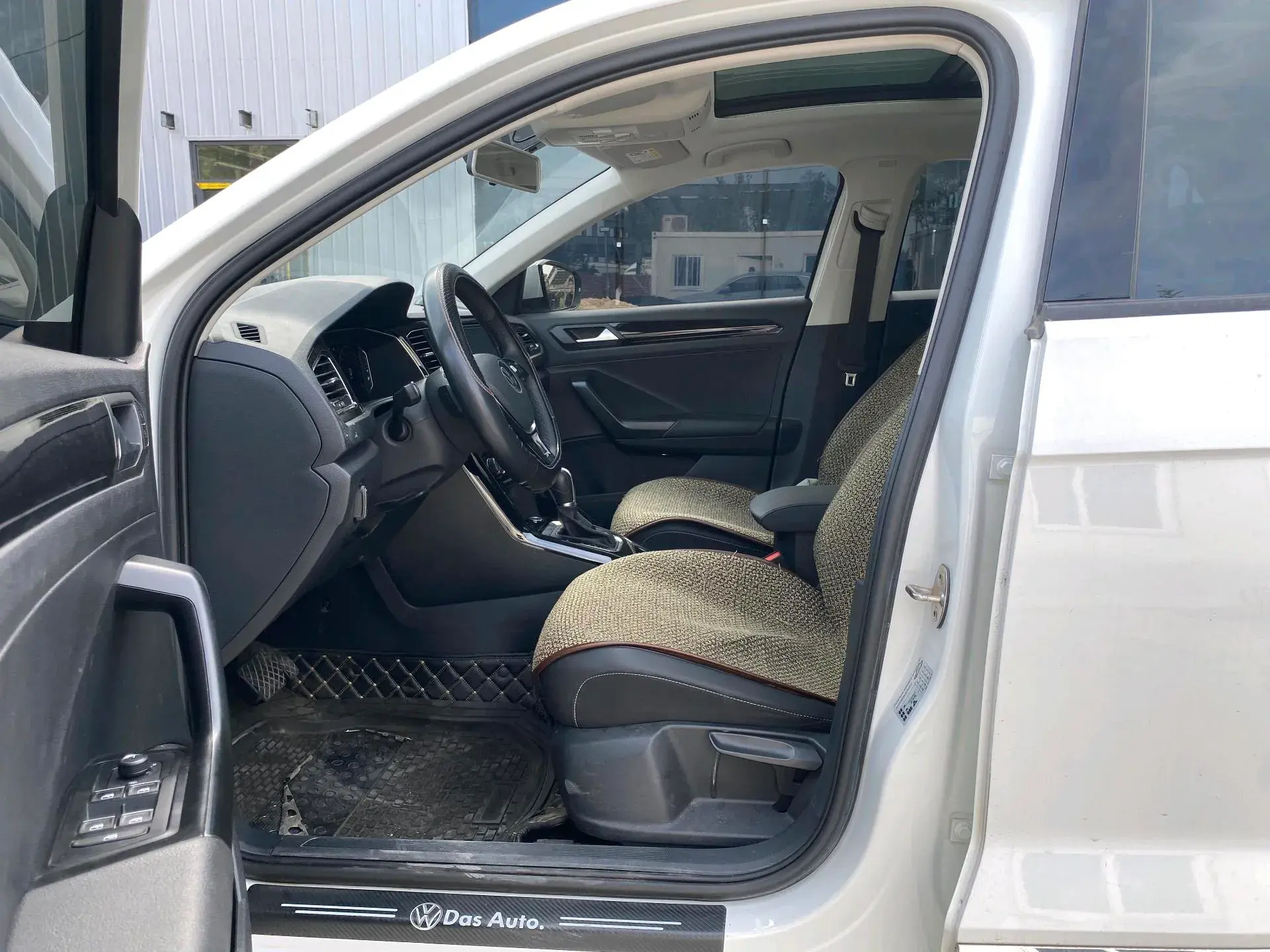 2021 VOLKSWAGEN T-ROC thumbnail 3