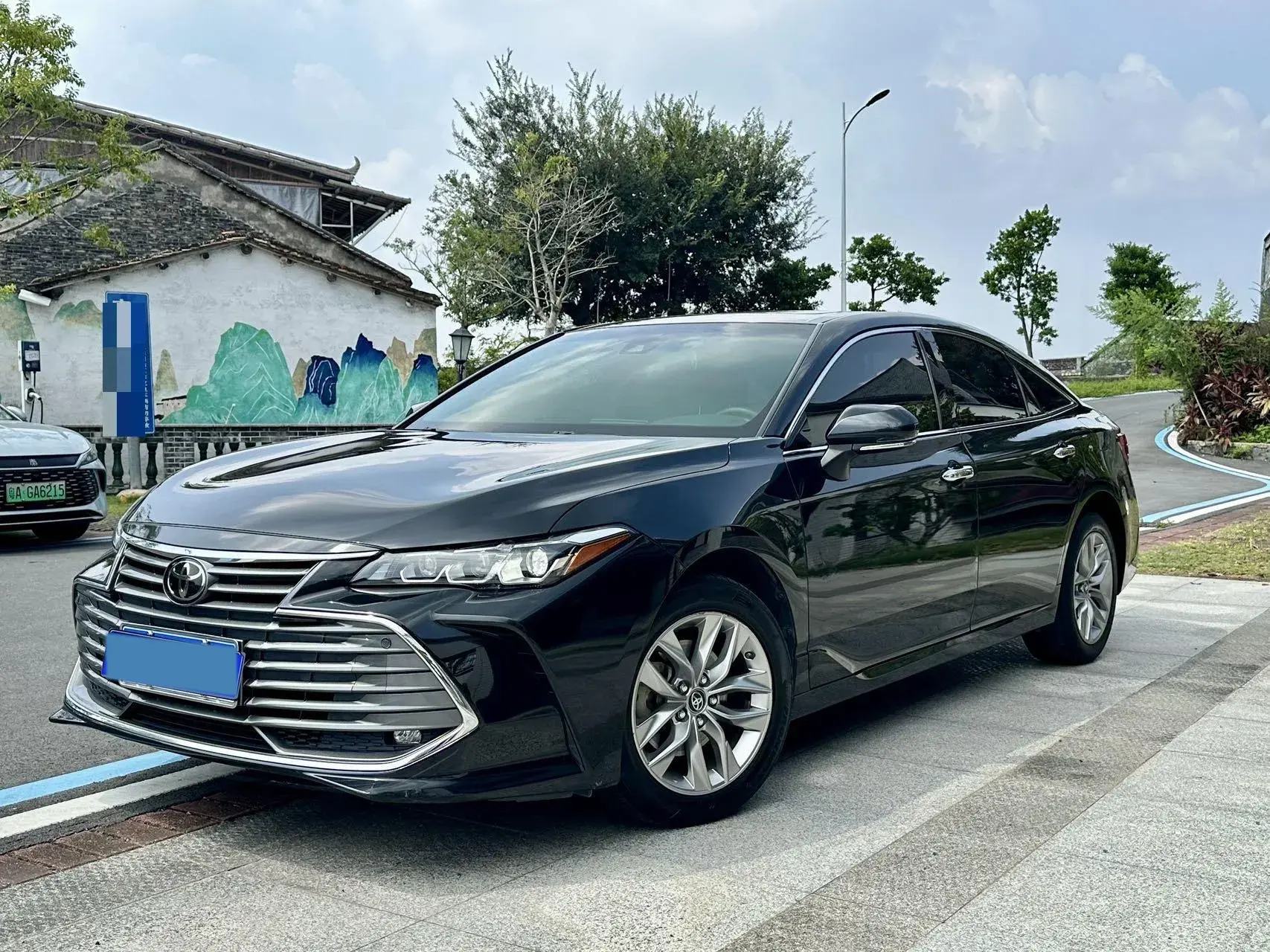 2022 TOYOTA AVALON view 1