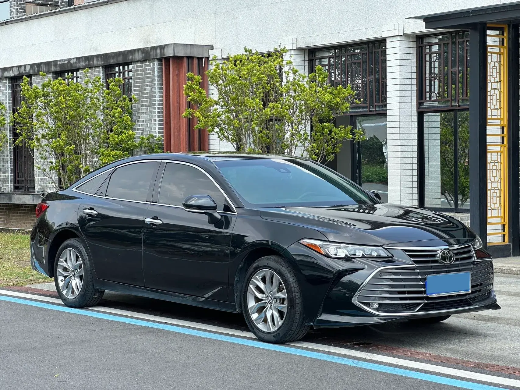 2022 TOYOTA AVALON thumbnail 3