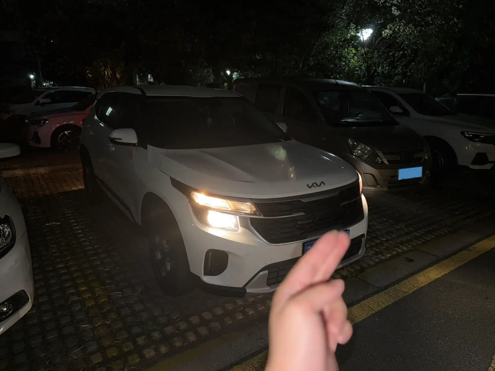 2023 KIA SELTOS thumbnail 2