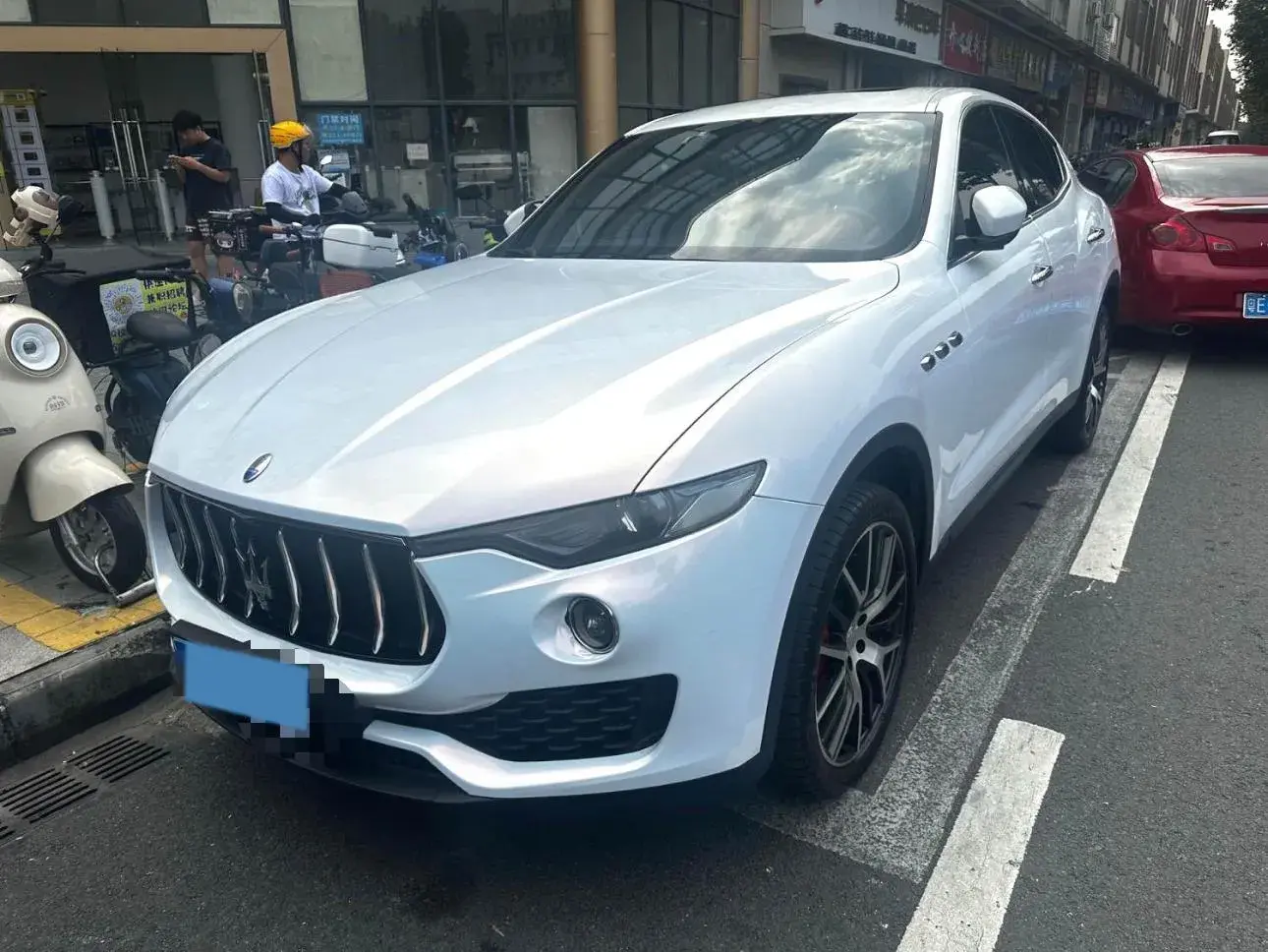 2018 MASERATI LEVANTE view 1