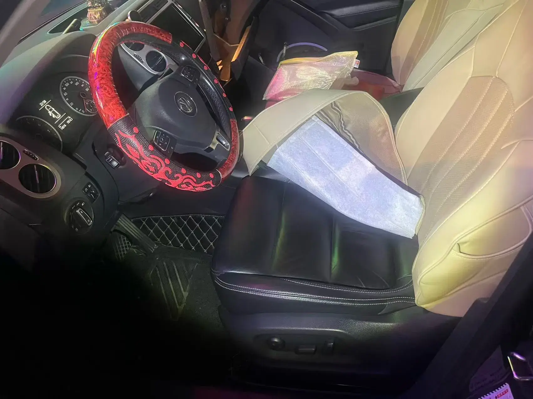 2017 VOLKSWAGEN TIGUAN thumbnail 3