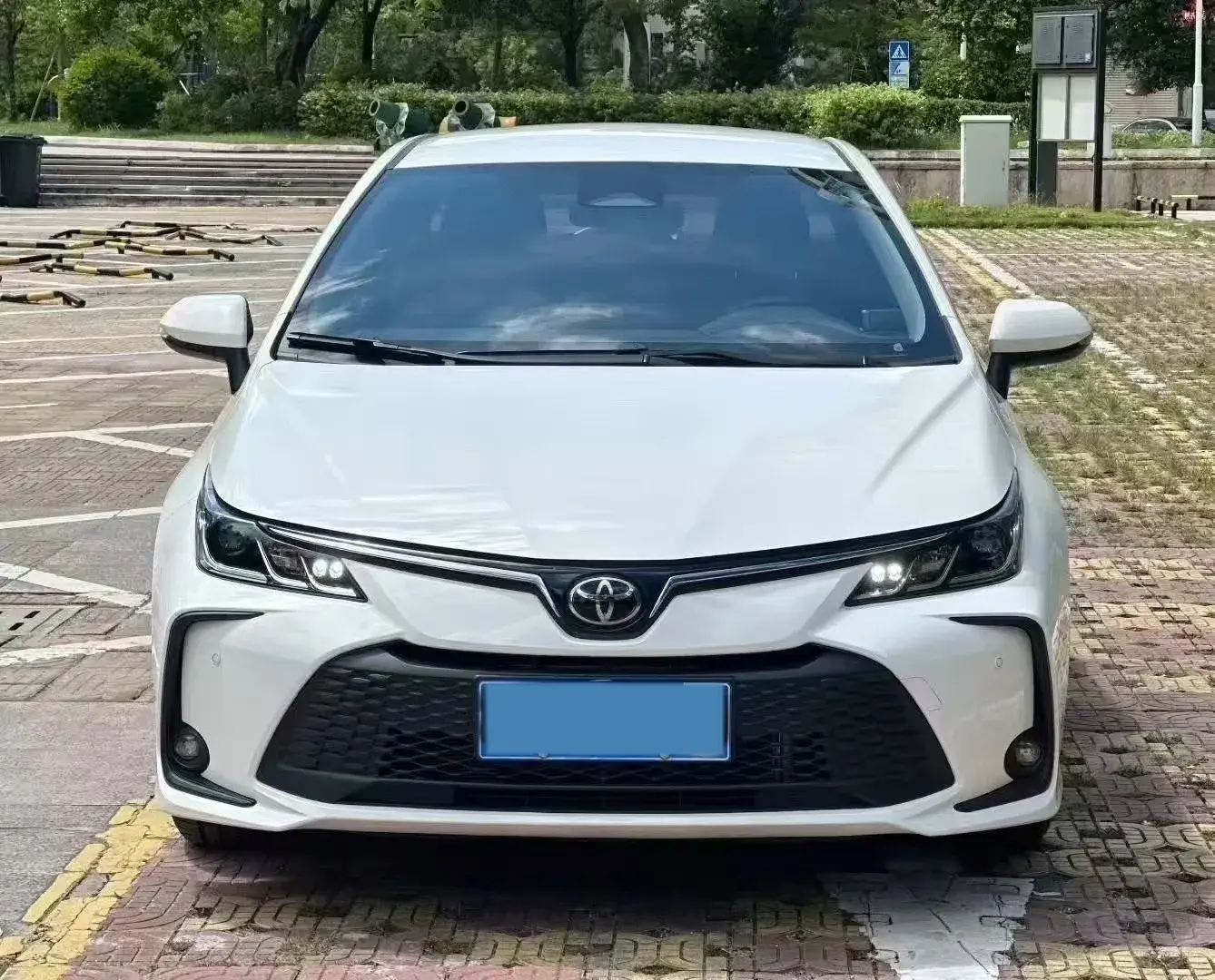 2023 TOYOTA COROLLA thumbnail 2