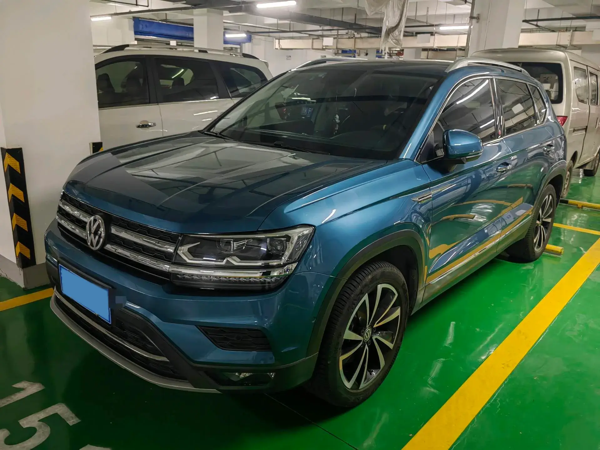 2020 VOLKSWAGEN THARU view 1