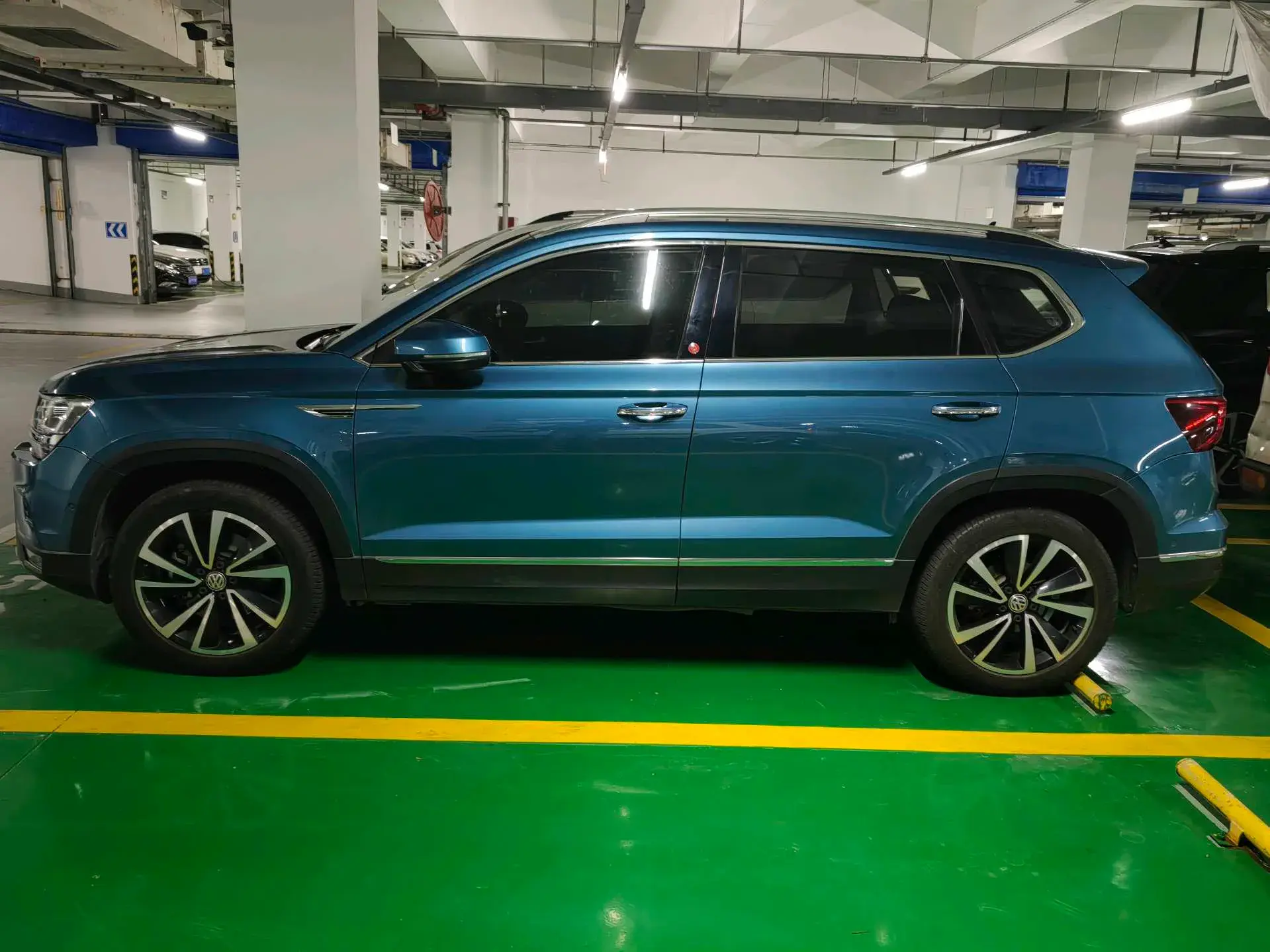 2020 VOLKSWAGEN THARU thumbnail 3