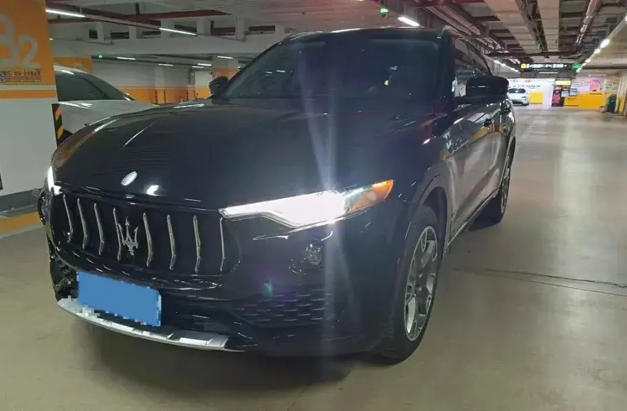 2016 MASERATI LEVANTE view 1