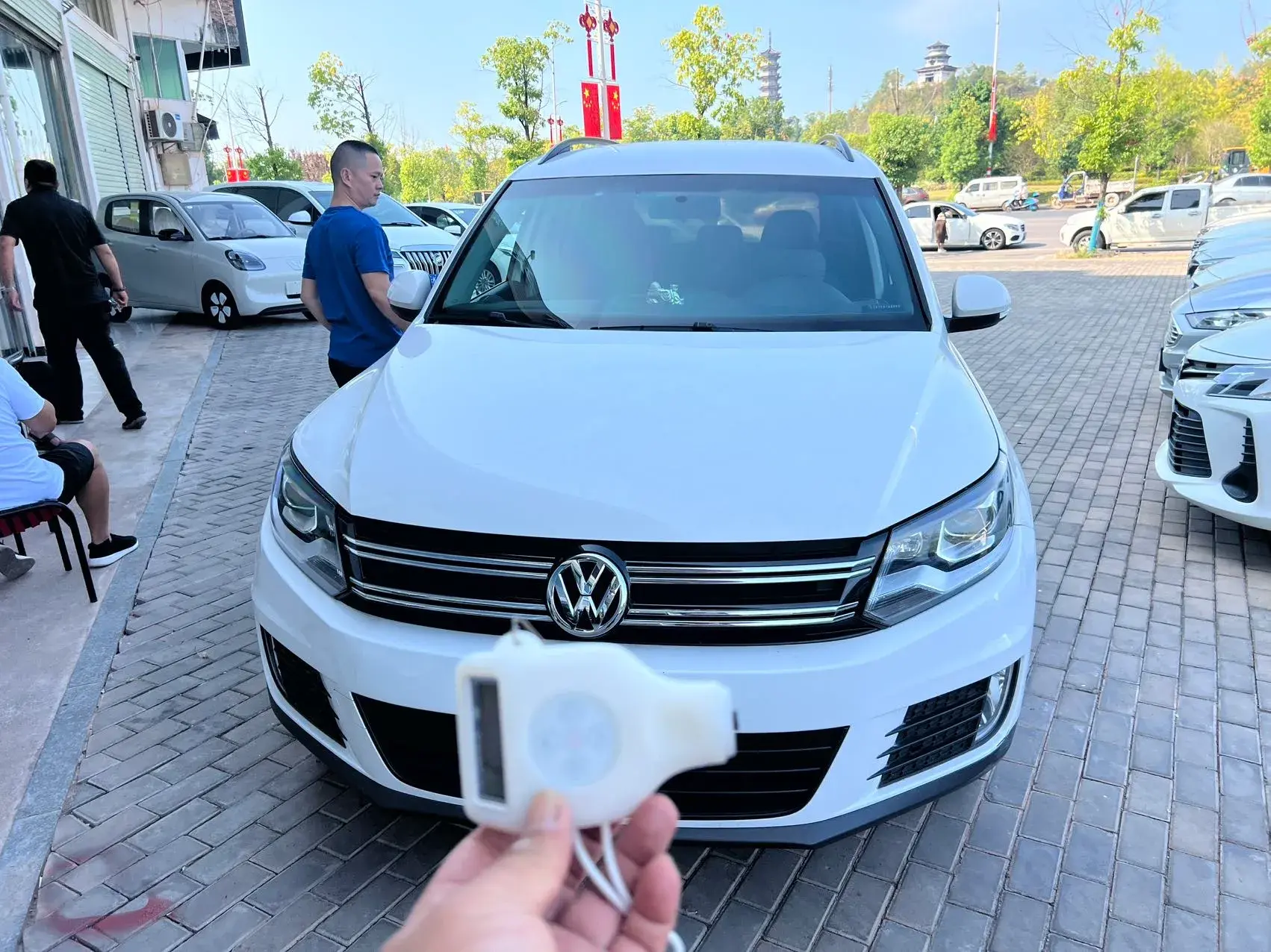2017 VOLKSWAGEN TIGUAN thumbnail 2
