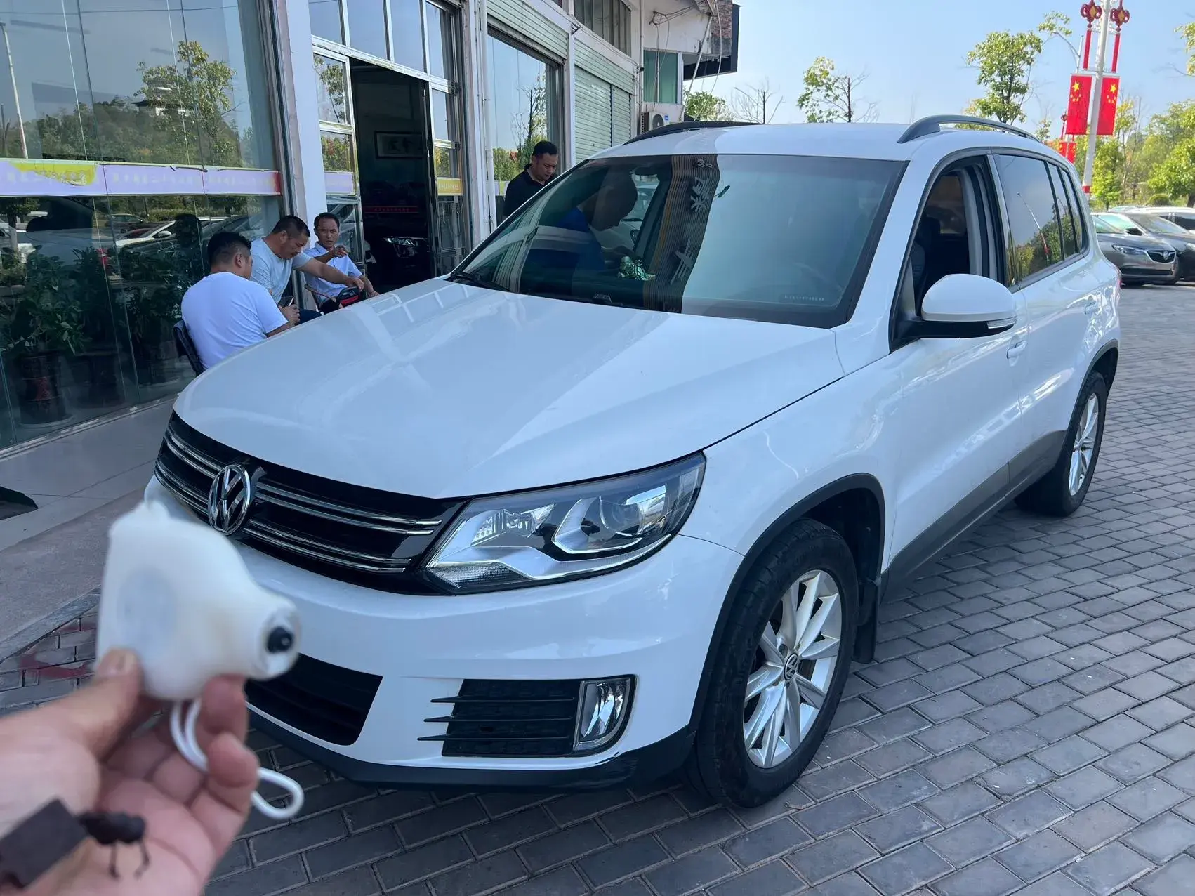 2017 VOLKSWAGEN TIGUAN view 1