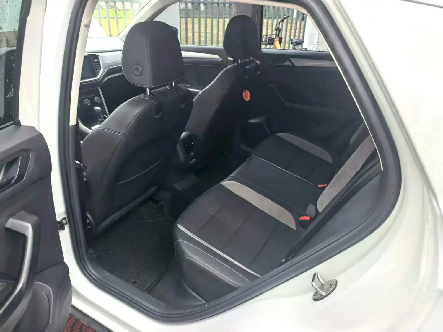 2018 VOLKSWAGEN T-ROC thumbnail 4