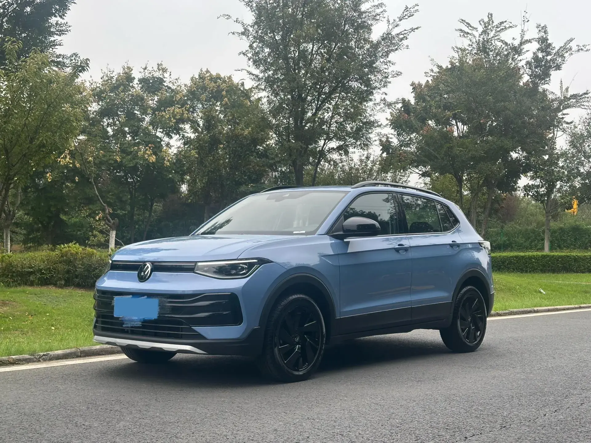 2025 VOLKSWAGEN THARU view 1