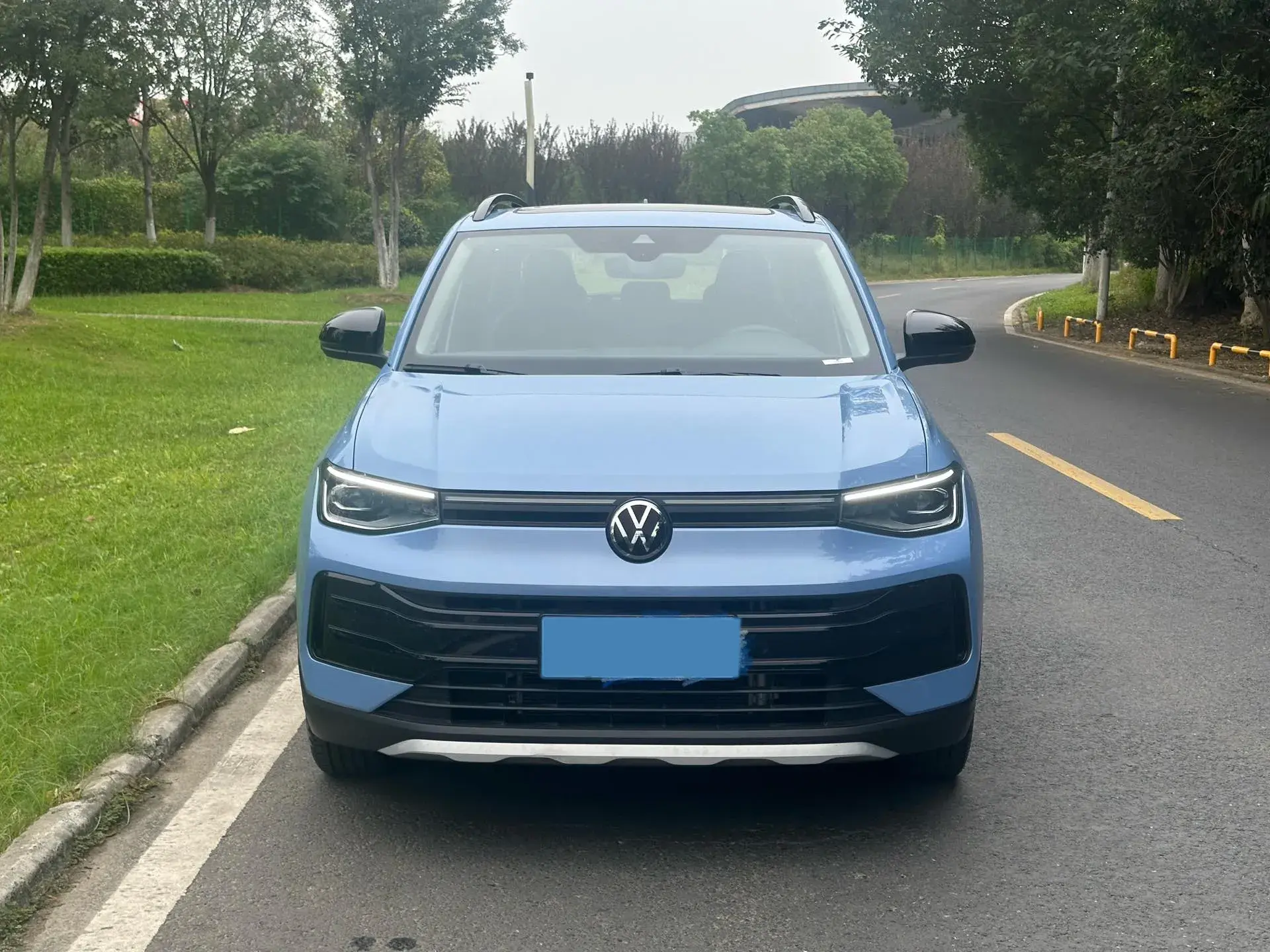 2025 VOLKSWAGEN THARU thumbnail 2