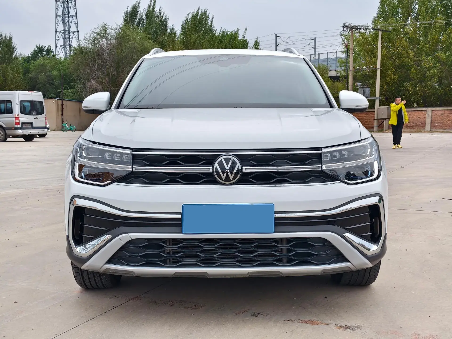 2023 VOLKSWAGEN THARU thumbnail 3